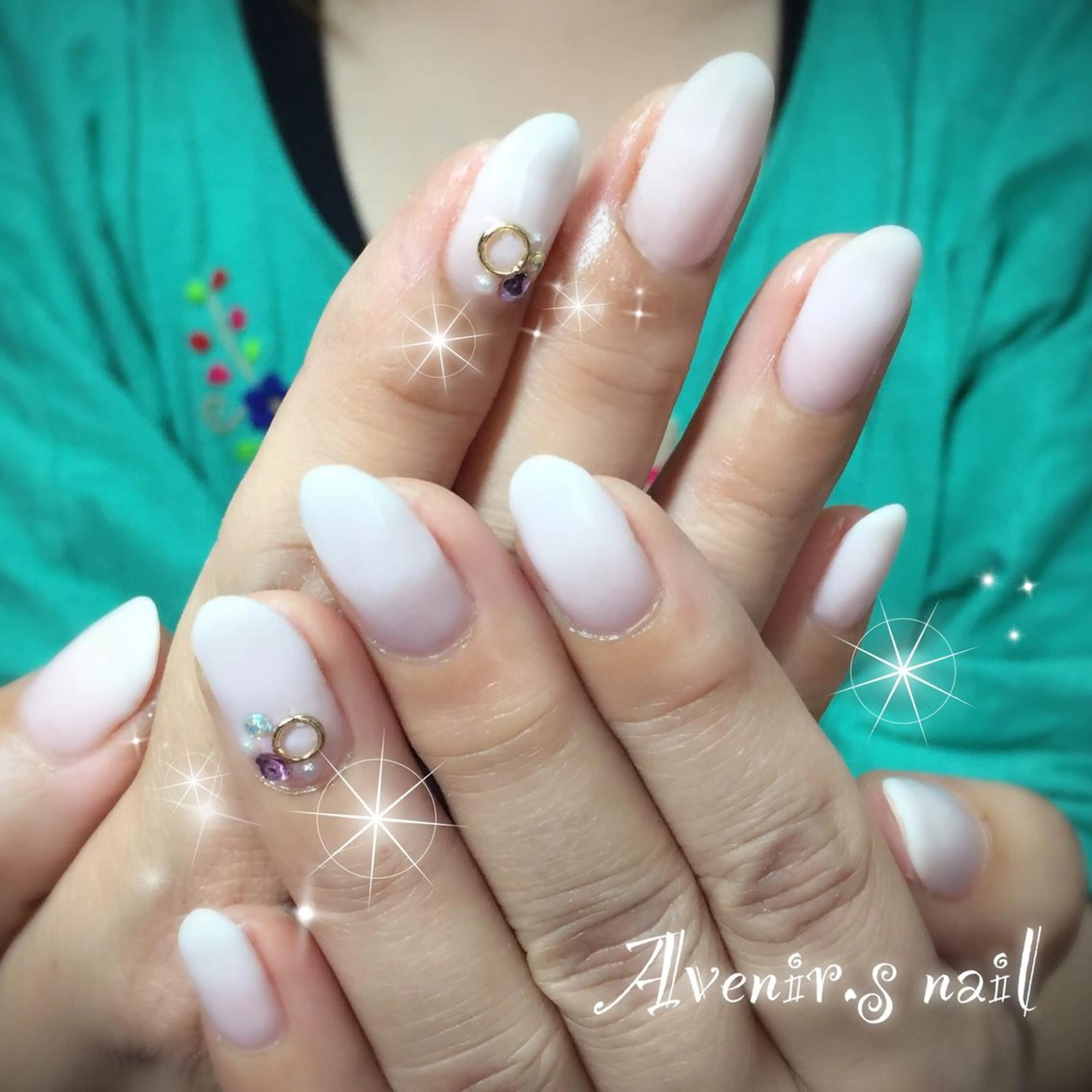 ネイル グラデーション ホワイト Home Salon Avenir.のネイルデザイン