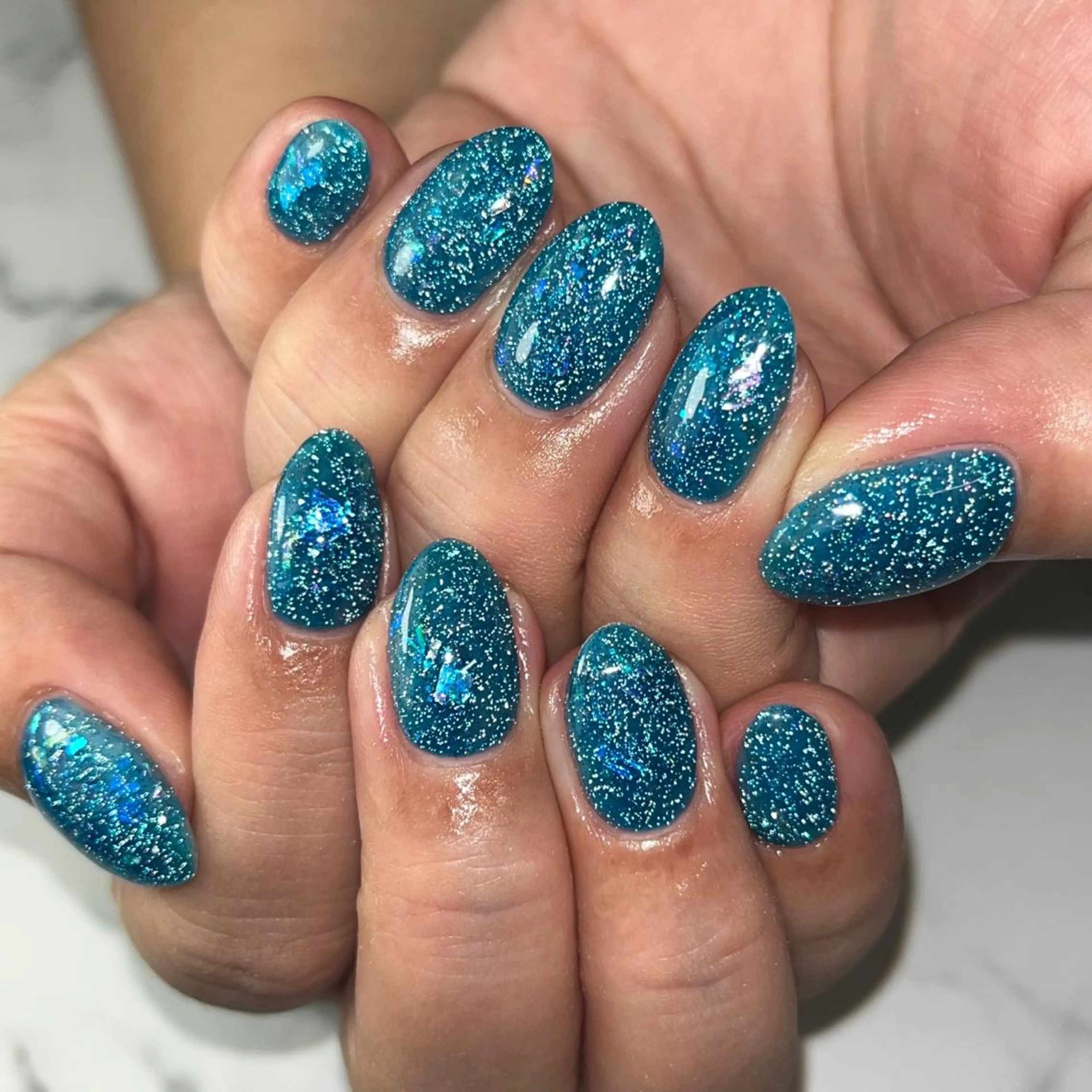 ネイル ブルー フラッシュネイル ジェルネイル ホログラムネイル ラメ(グリッター) ハンドネイル NAIL NOWのネイルデザイン