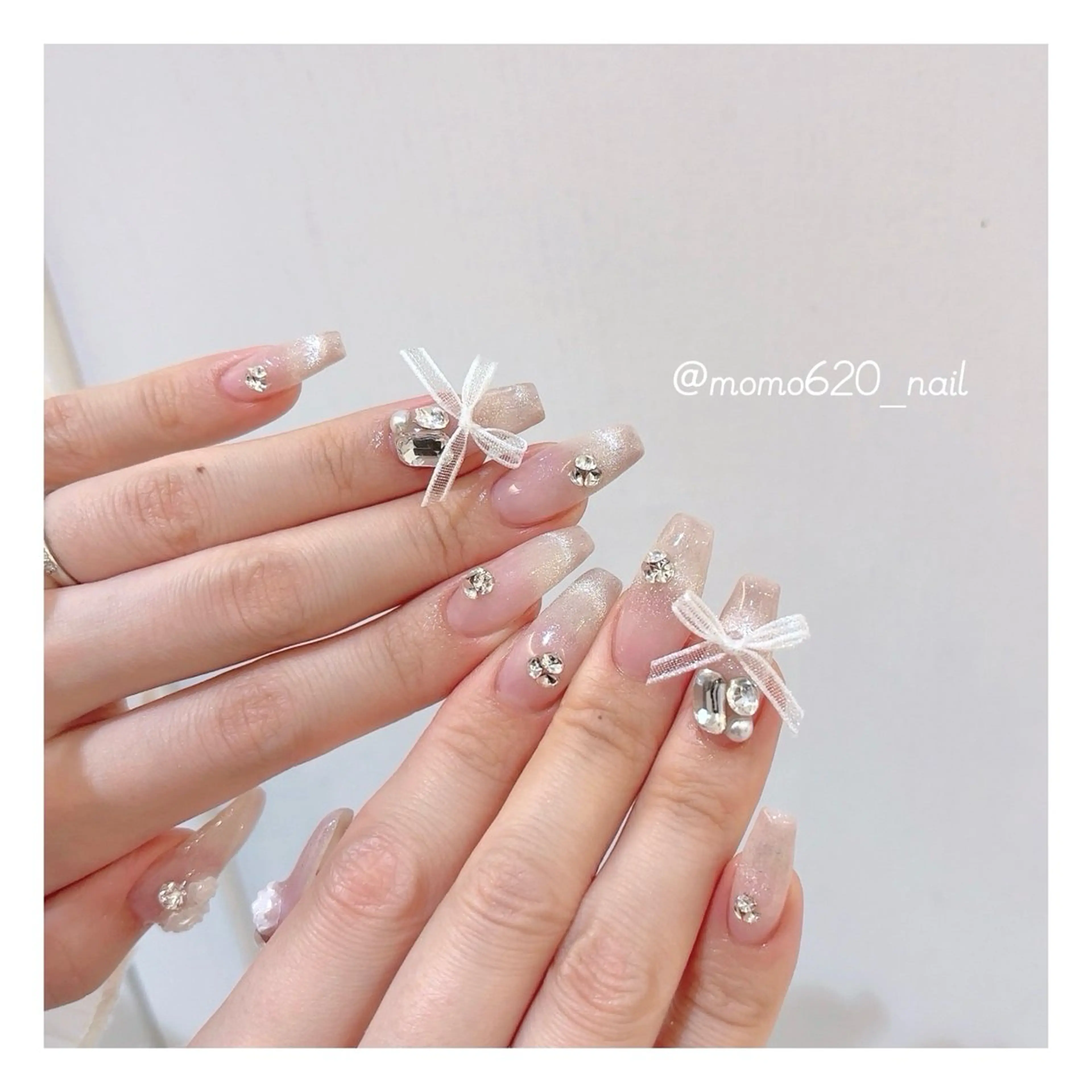 ネイル フレンチネイル マグネットネイル マグネットフレンチ リボン ハンドネイル nailsalon moca 堀江店所属・moca堀江店 momokaのネイルデザイン