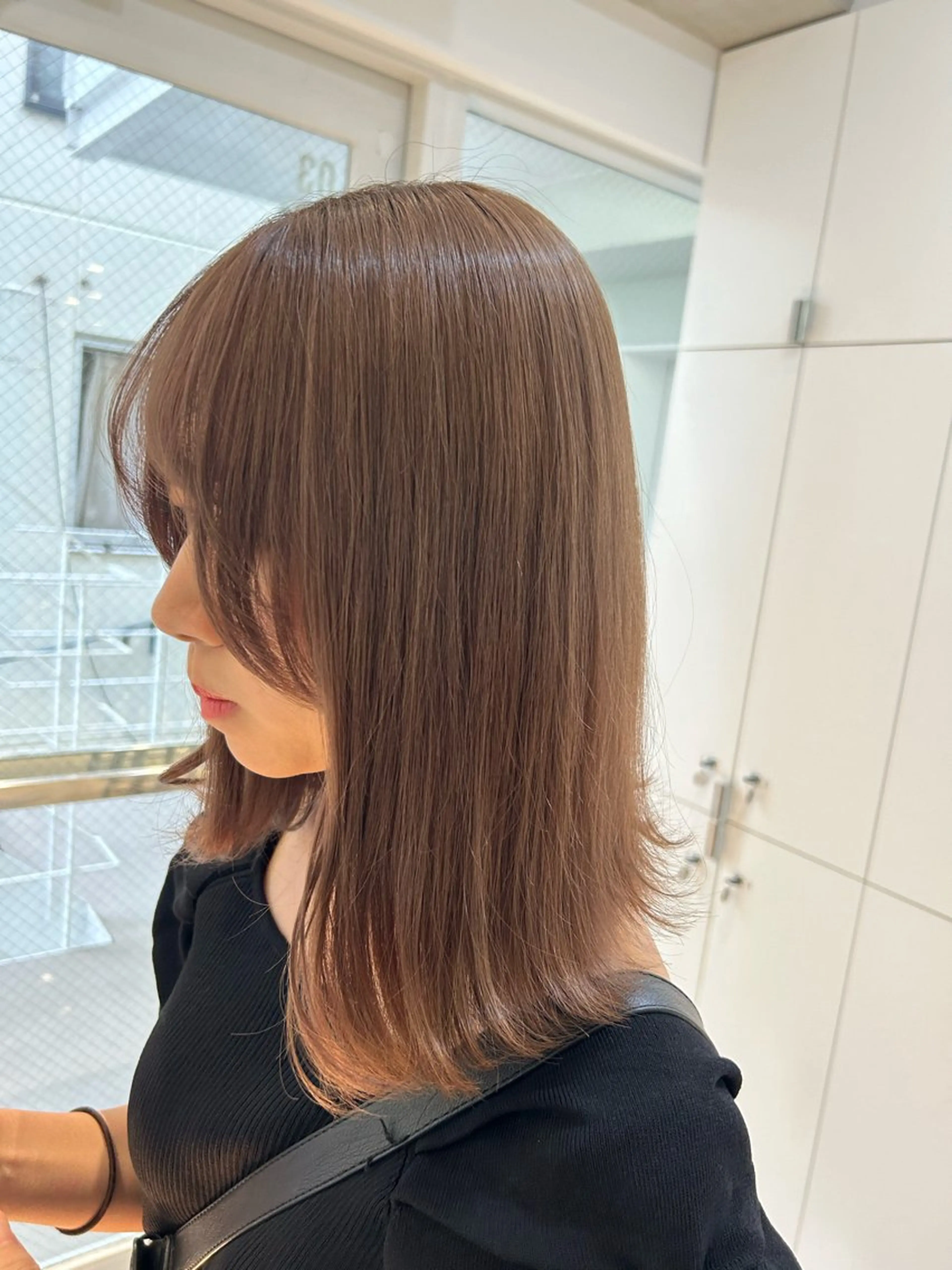 ミディアム カラー ヘアアレンジ ベージュカラー ミルクティーベージュ 《暖色/韓国レイヤー 》🇰🇷桑原ユキネのヘアスタイル