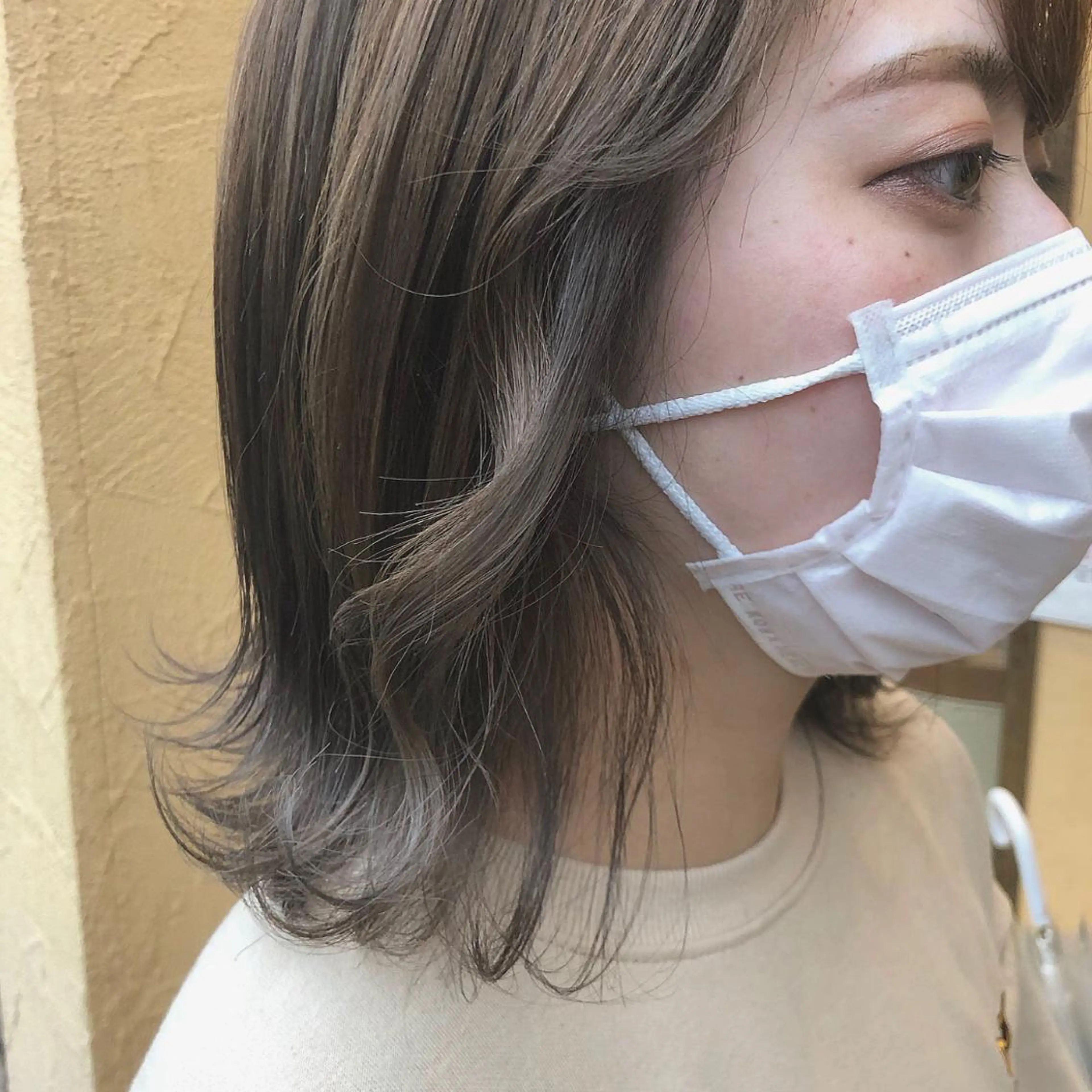 ミディアム カラー グレージュ 川元 汐音のヘアスタイル