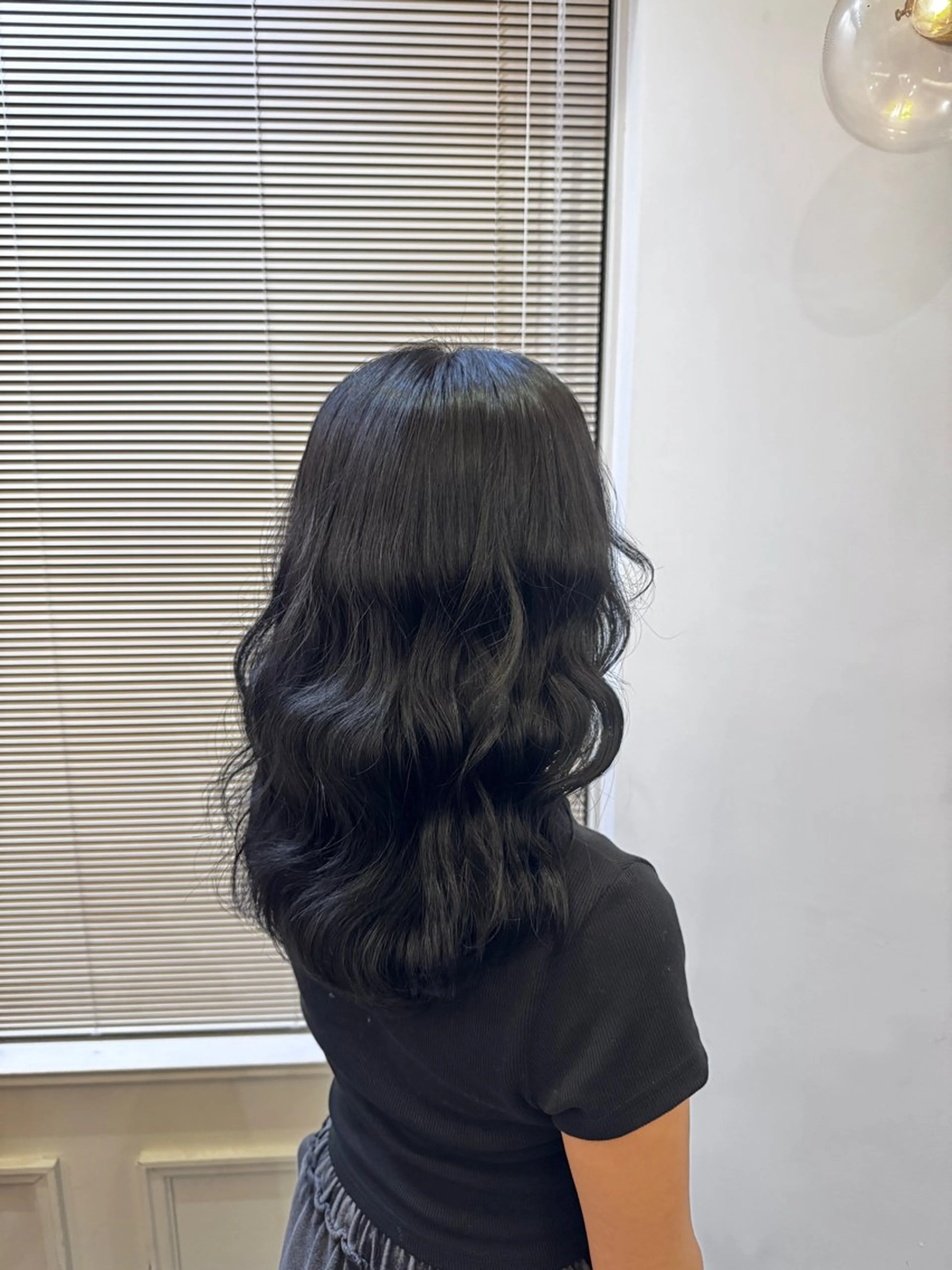 ミディアム カラー 黒髪 ブルーカラー ブルーブラック 天野 珠華のヘアスタイル