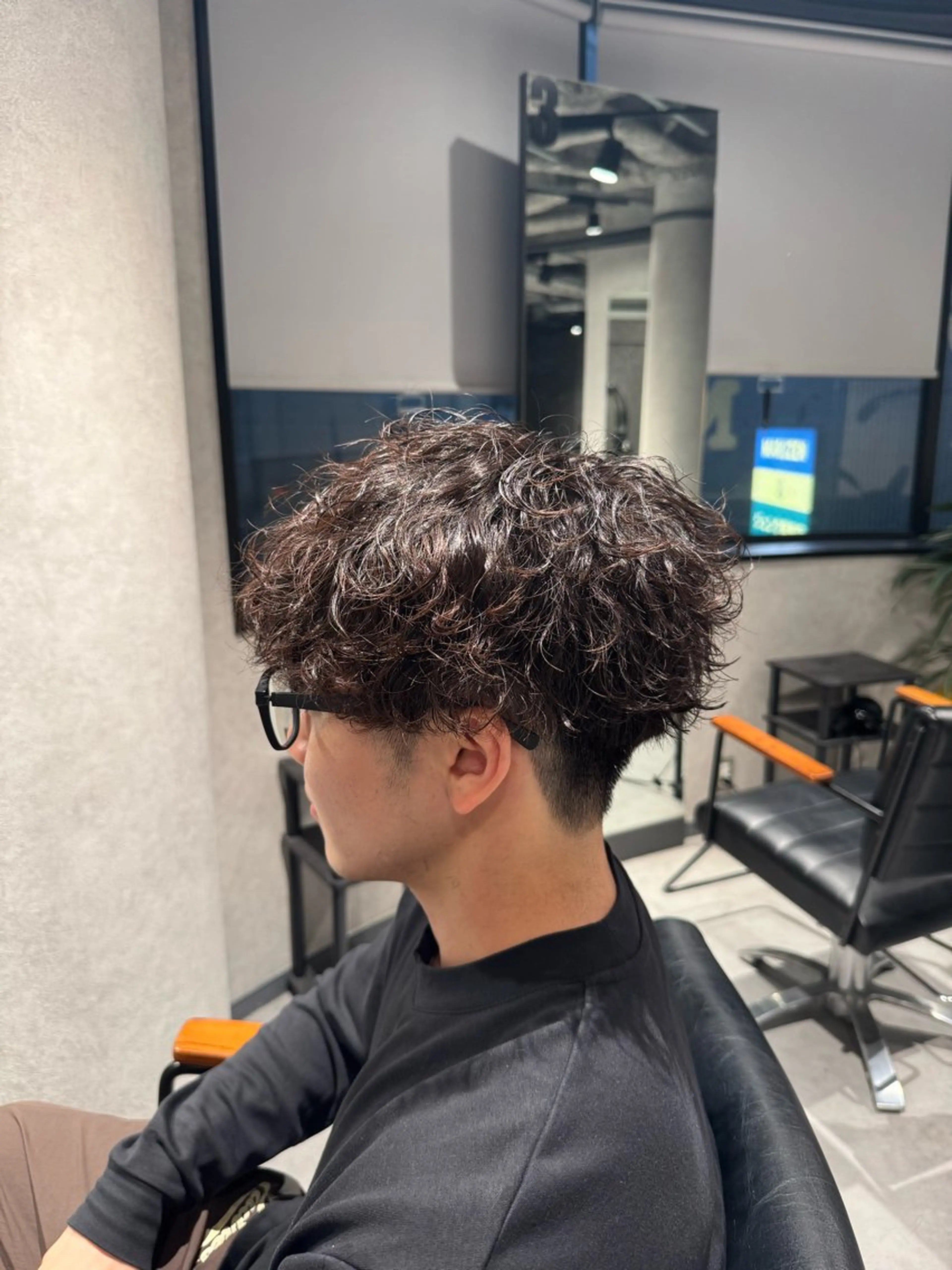 パーマ メンズ メンズパーマ 波巻きパーマ カット パーマ 毛流れ特化愁斗 センターパートパーマのヘアスタイル
