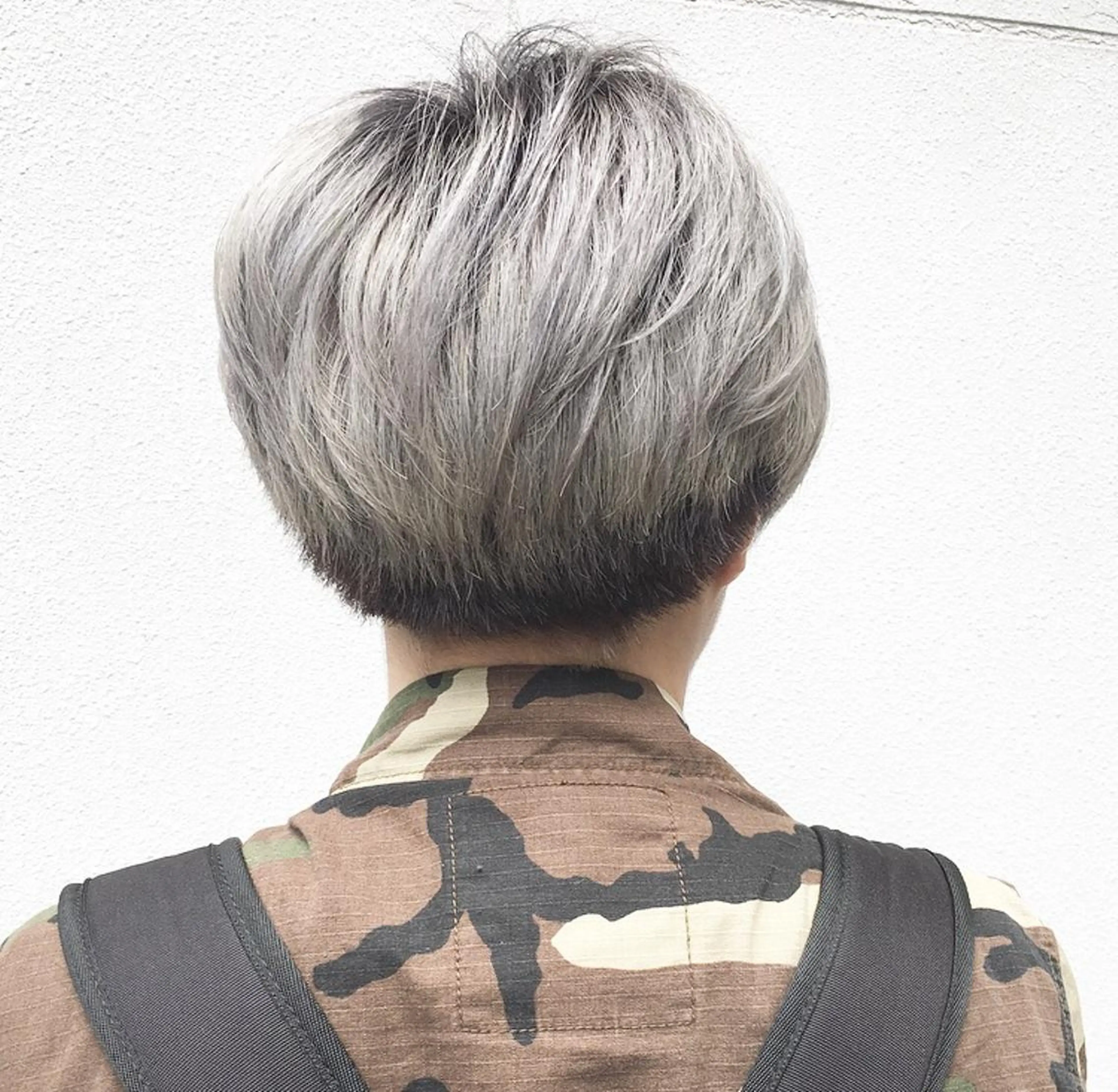 ショート カラー ブリーチ、パーマ 西部笑のヘアスタイル