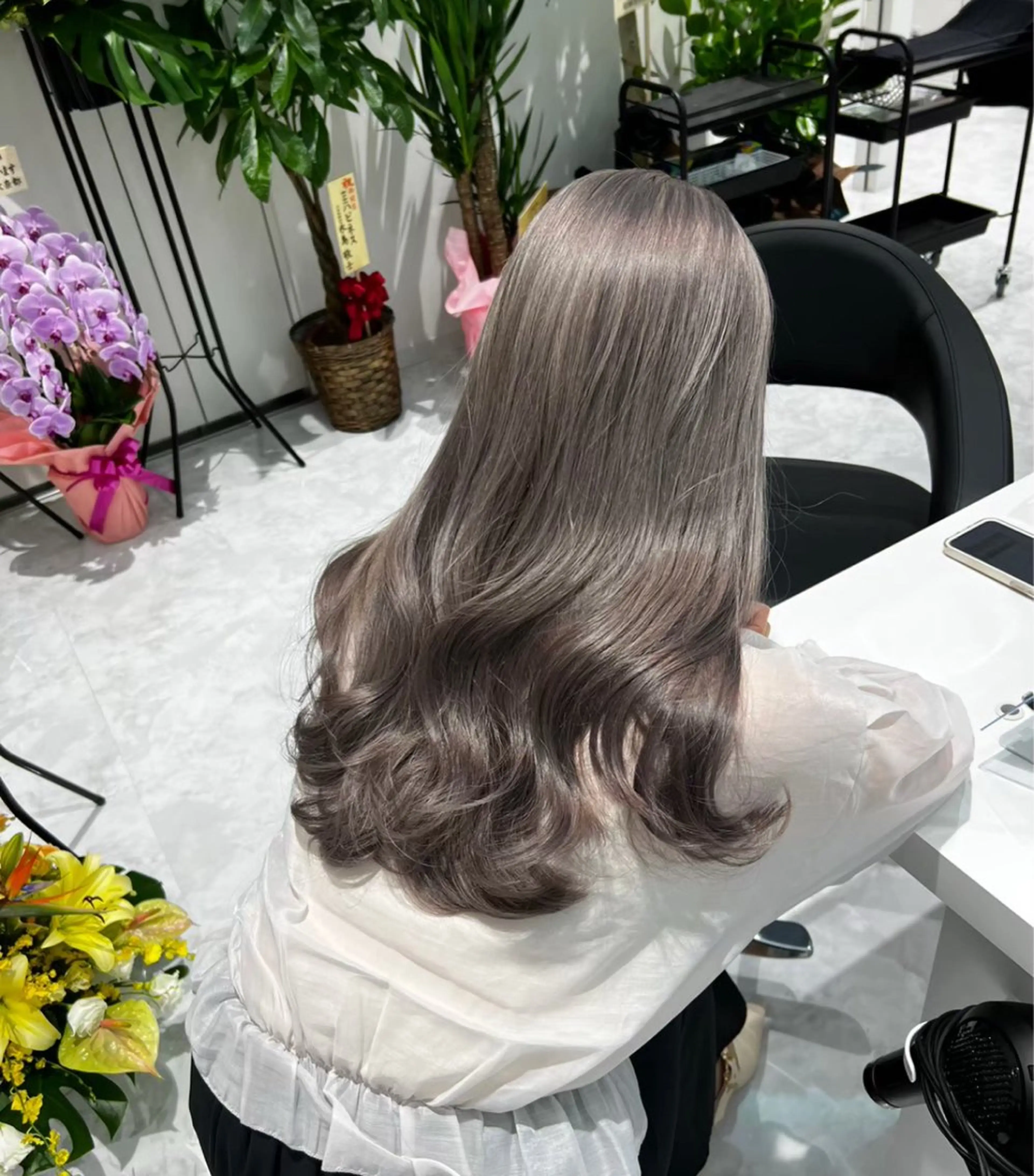 セミロング カラー ヘアアレンジ 透明感カラー グレージュ ヘアカラー 🩵ダメージレス艶感 ハイトーン🩷のヘアスタイル