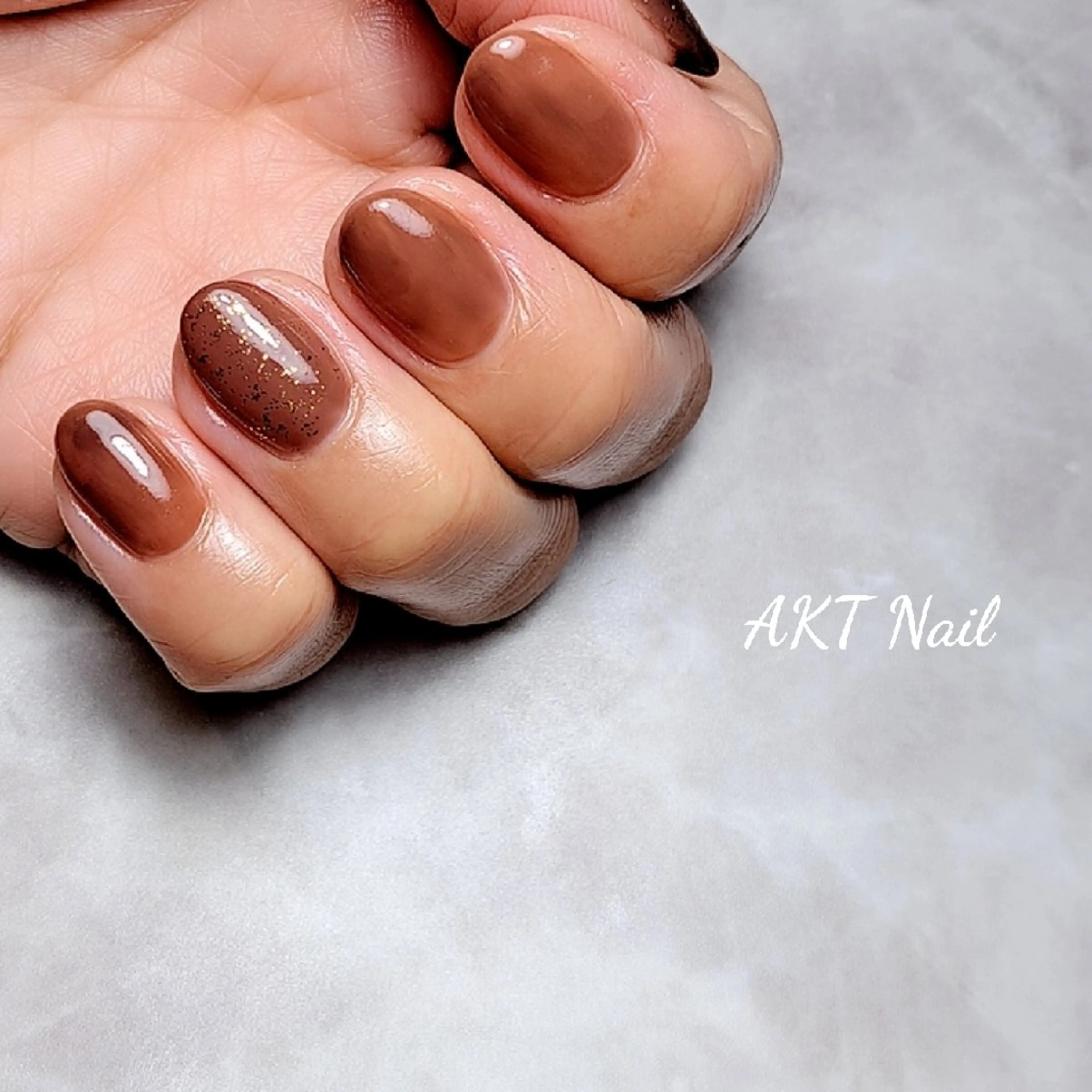ネイル アートネイル ブラウン ニュアンスネイル ハンドネイル AKT NAIL所属・AKT Beauty ドライヘッドスパのネイルデザイン