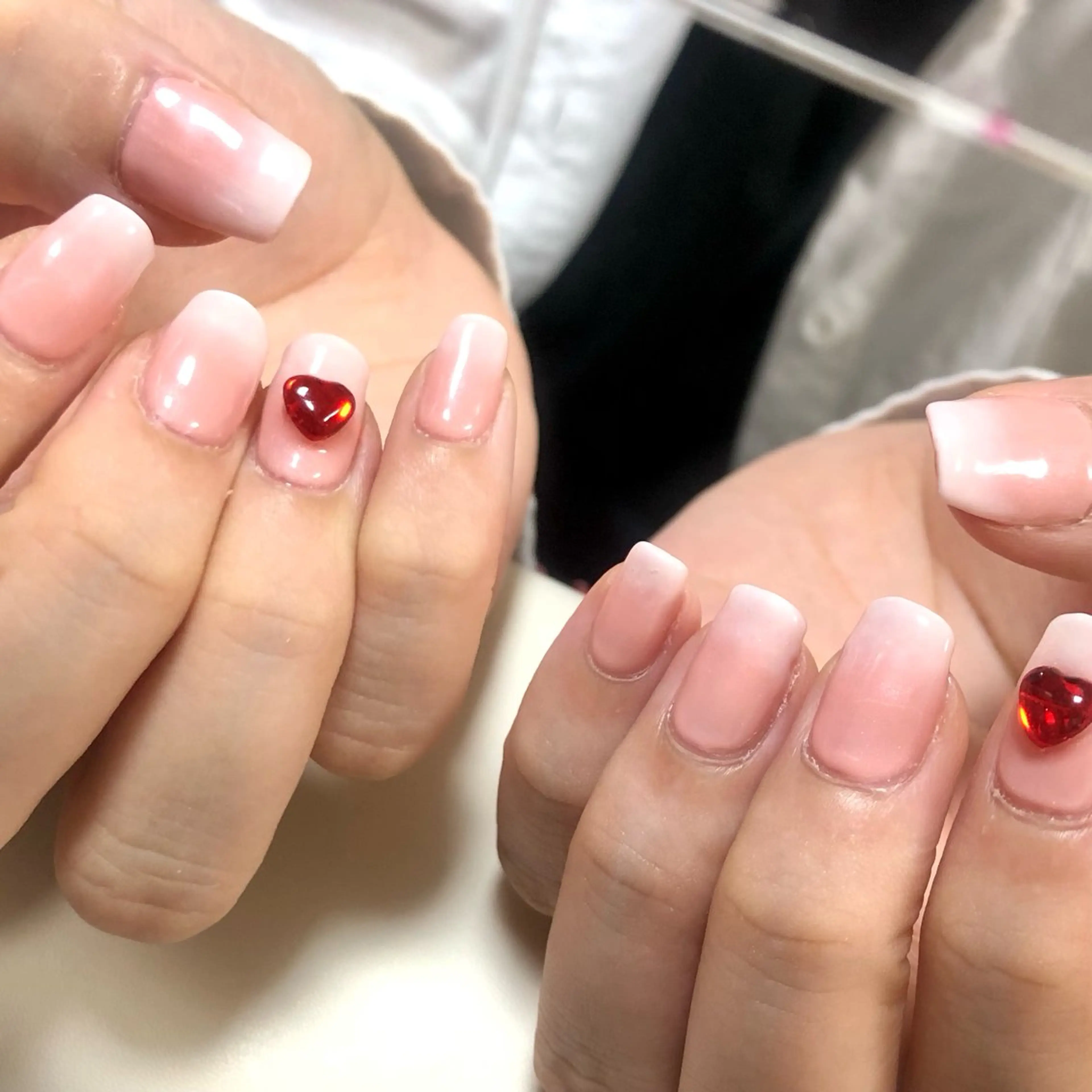 ネイル グラデーション ピンク ホワイト ハンドネイル meeho所属・salon *meehoのネイルデザイン