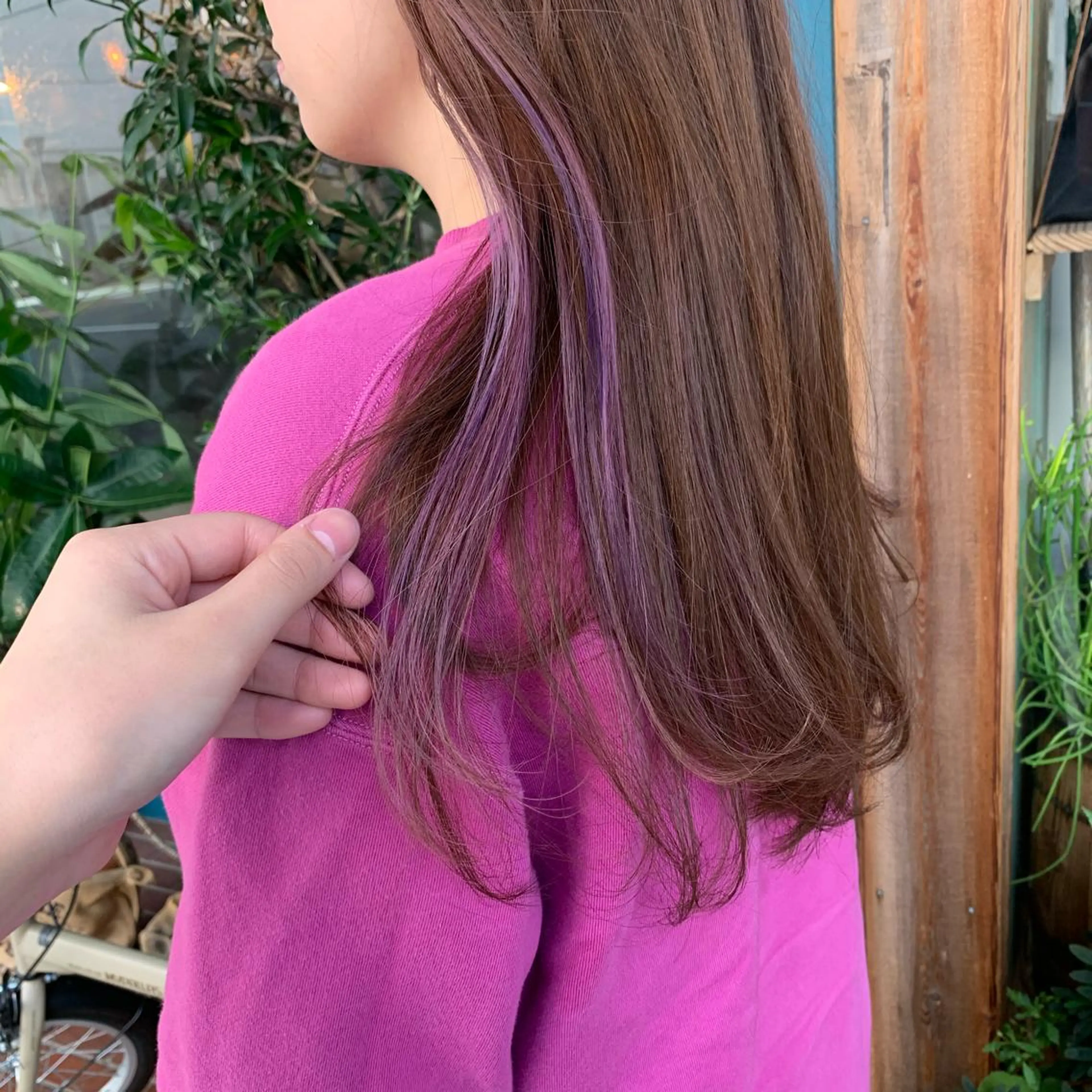 ロング カラー パーマ ヘアアレンジ ハイライトカラー インナーカラー ピンクカラー パープルカラー ハイライト 佐藤 実咲のヘアスタイル