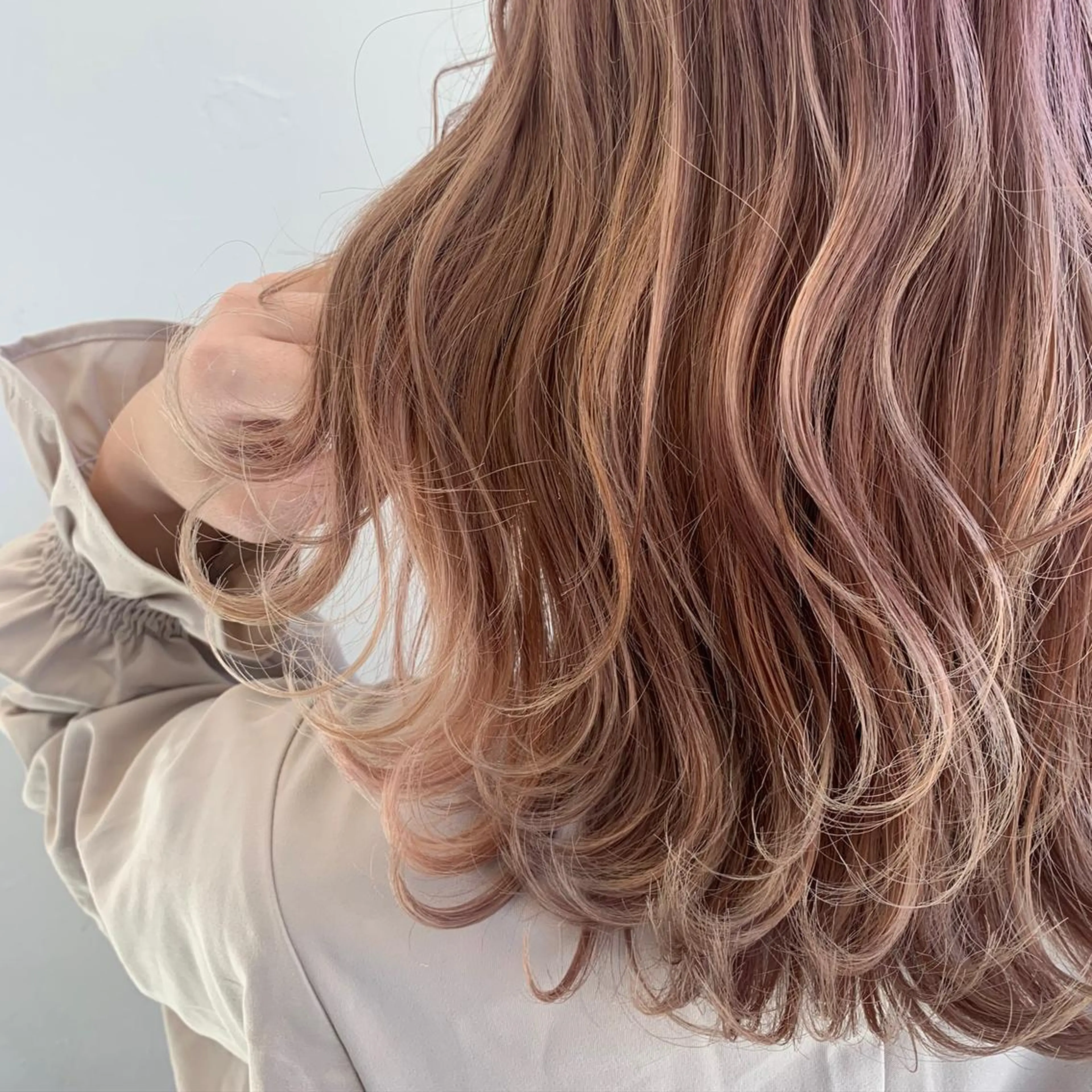 ミディアム カラー ミディアムレイヤー ハイトーンカラー レイヤーカット ヘアーメイクWiLL 西宮店所属・川上 紗也加のヘアスタイル