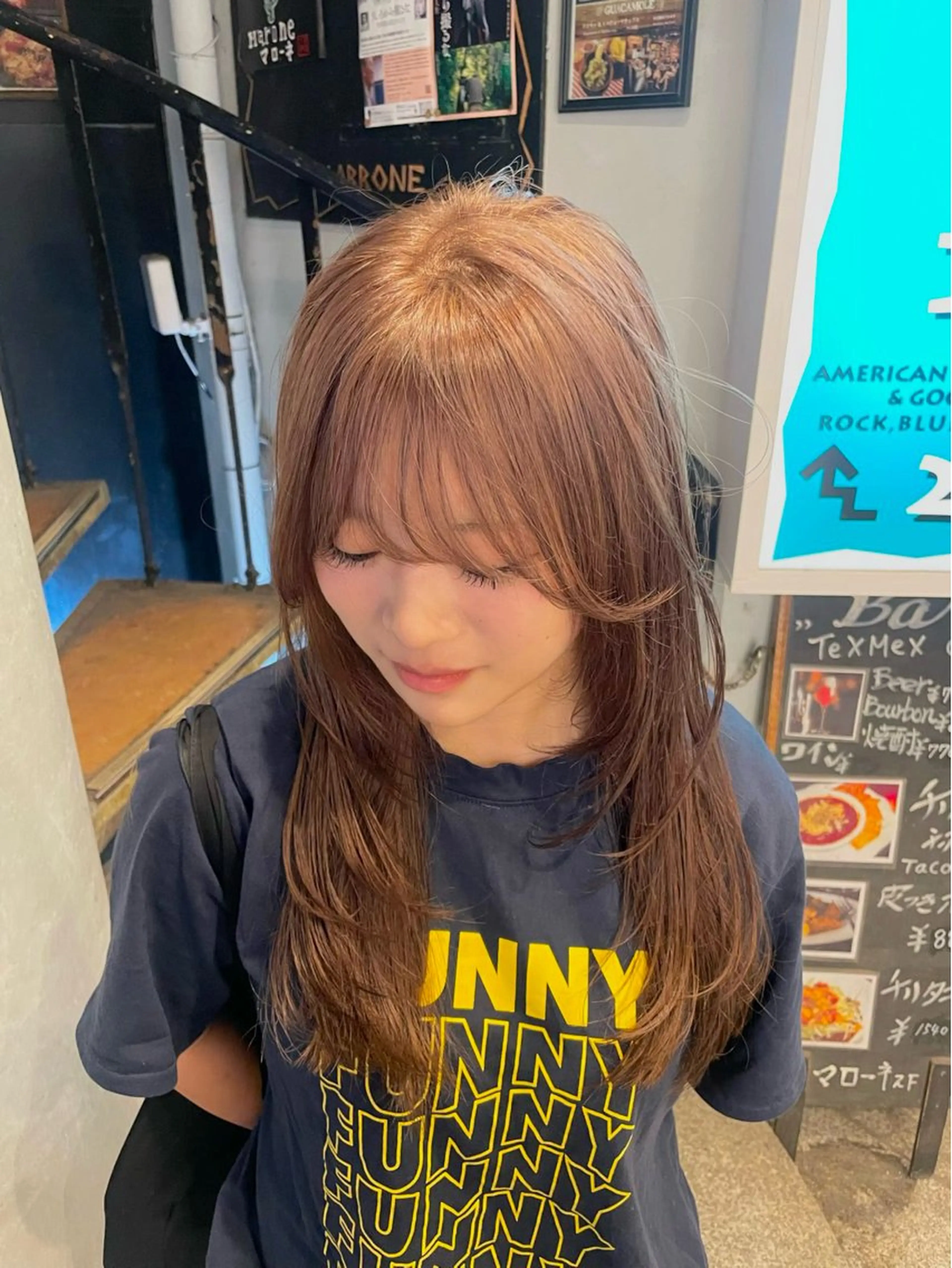 ミディアム レイヤーカット ヘアカラー トリートメント デザインカラー/ エクステ/ブリーチのヘアスタイル
