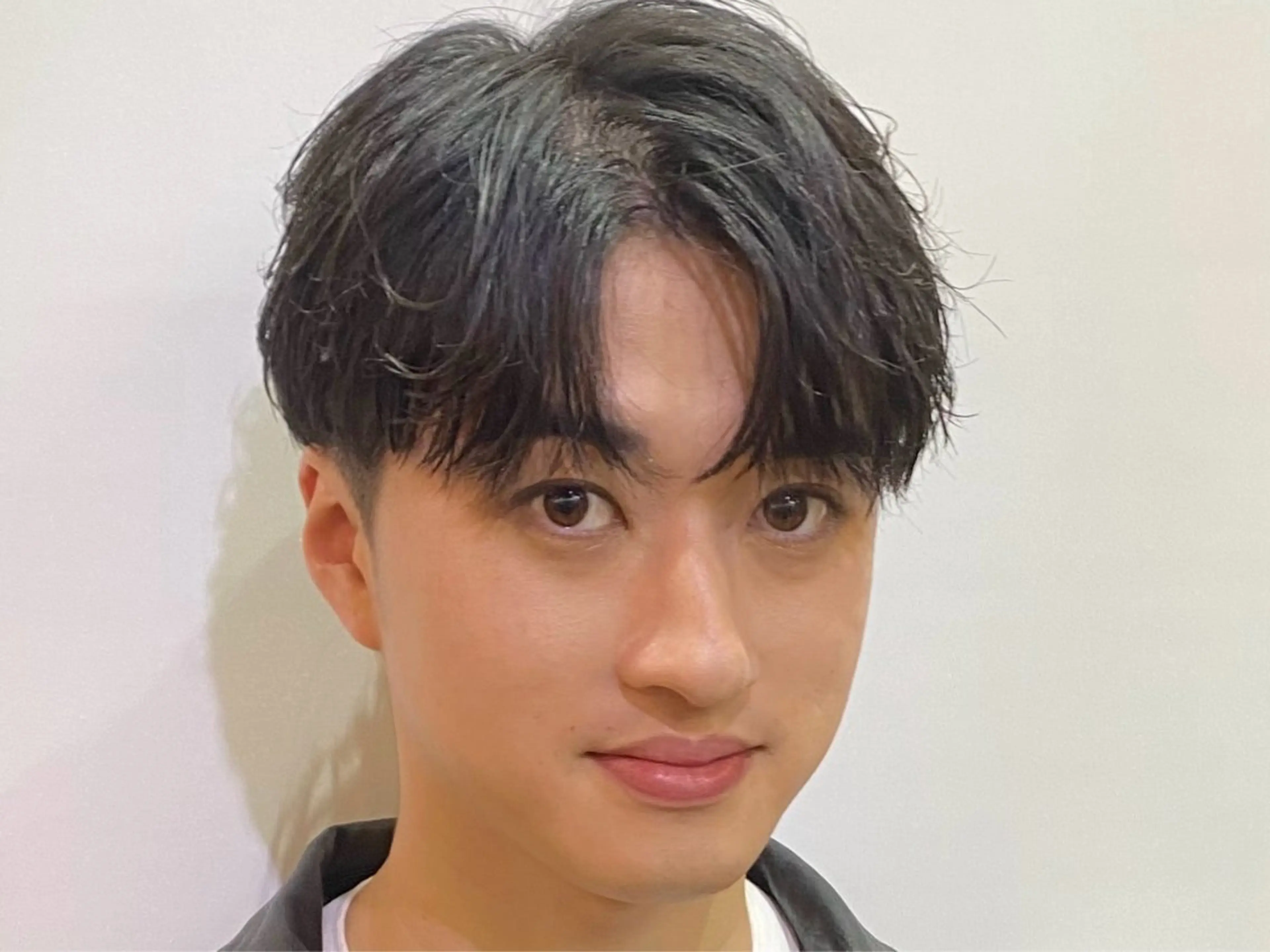 ショート パーマ メンズ カット パーマ 柏のセンターパート のプロ関口 柊太のヘアスタイル