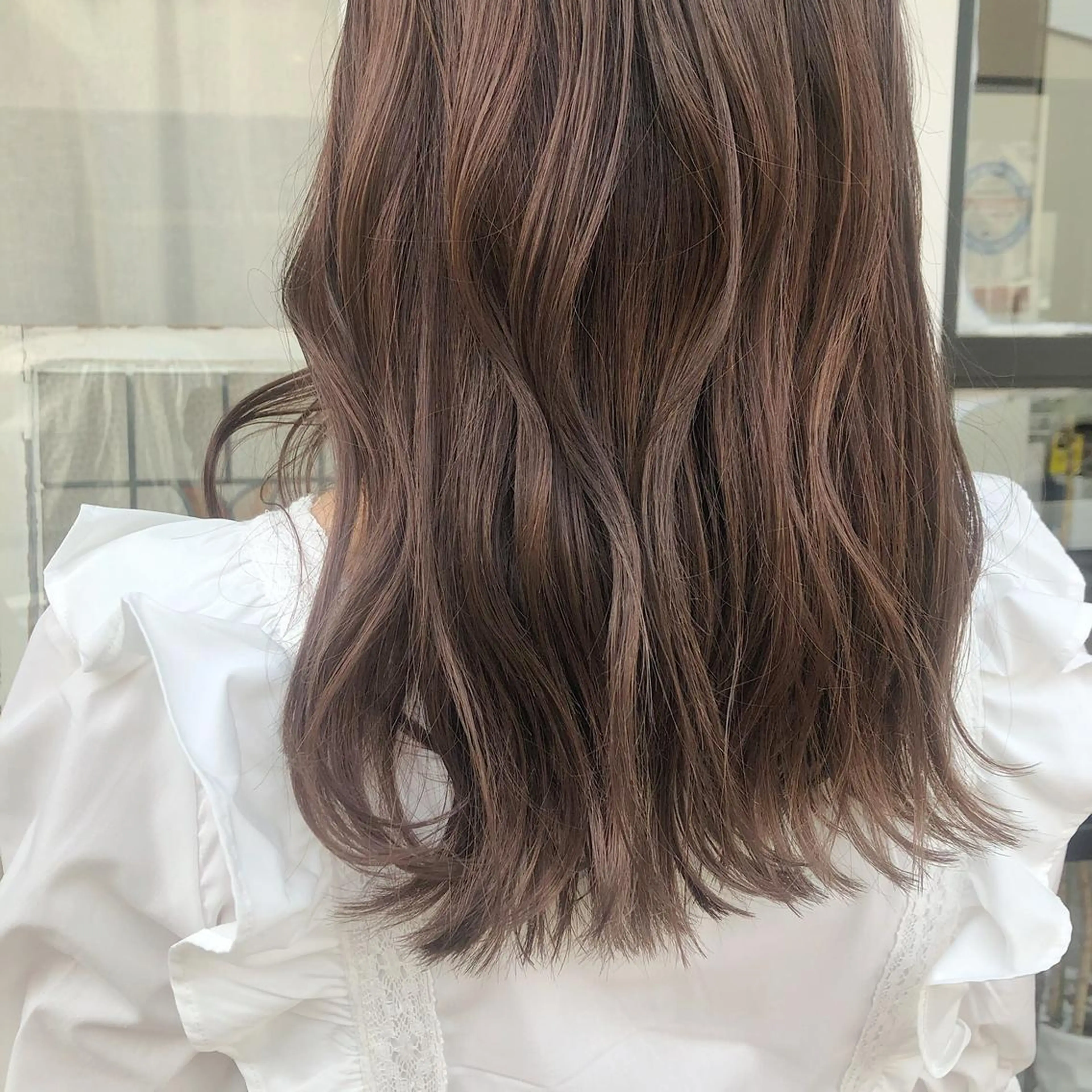 ミディアム カラー 西垣 佳苗のヘアスタイル