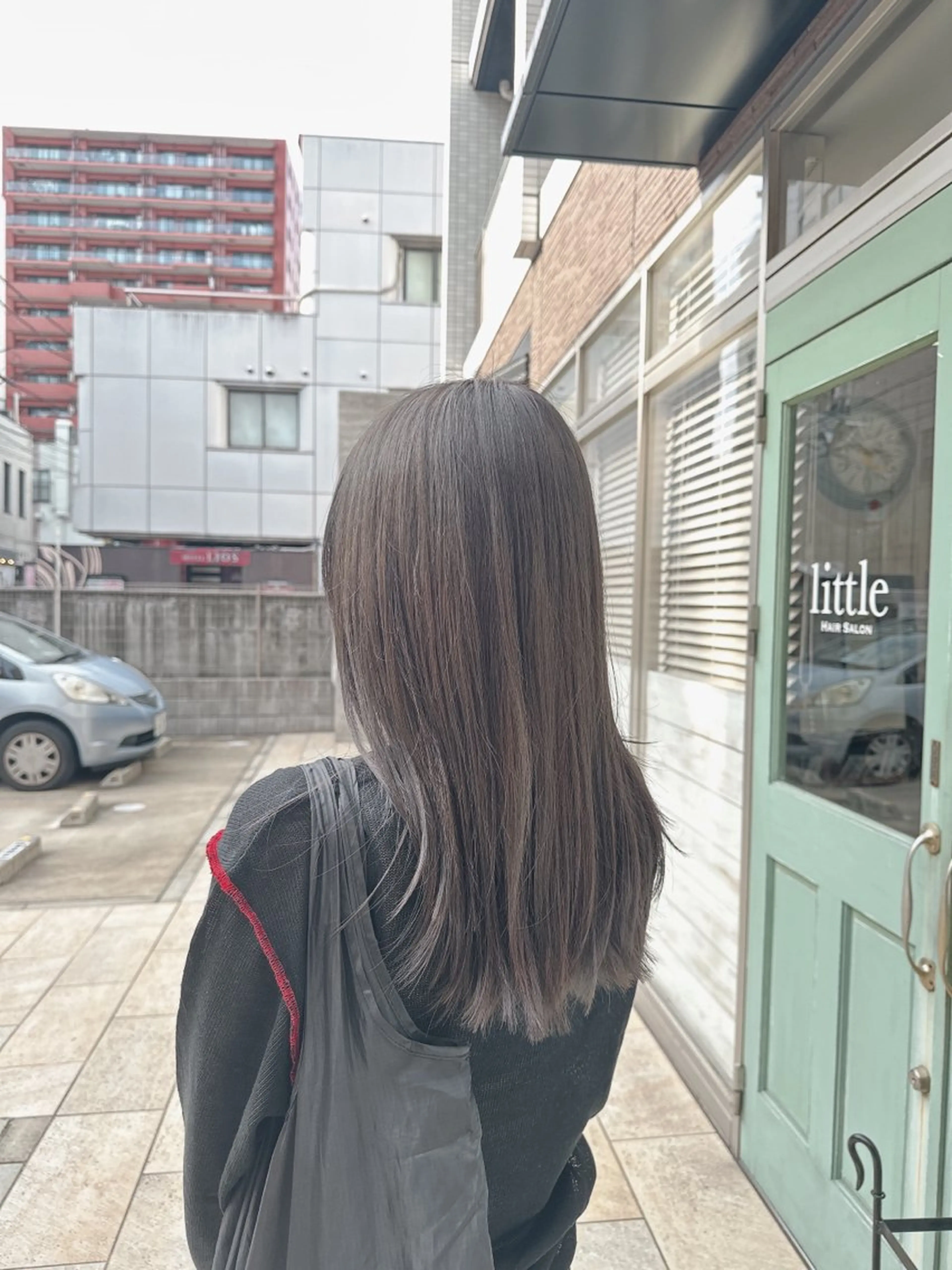 セミロング カラー ブリーチ グレージュ ブリーチなしカラー オリーブグレージュ オリーブグレー カット ヘアカラー トリートメント ヘッドスパ ヘアセット ROIS渋谷【ロイス】所属・高橋大樹/ブリーチ/ ミルクティーベージュのヘアスタイル