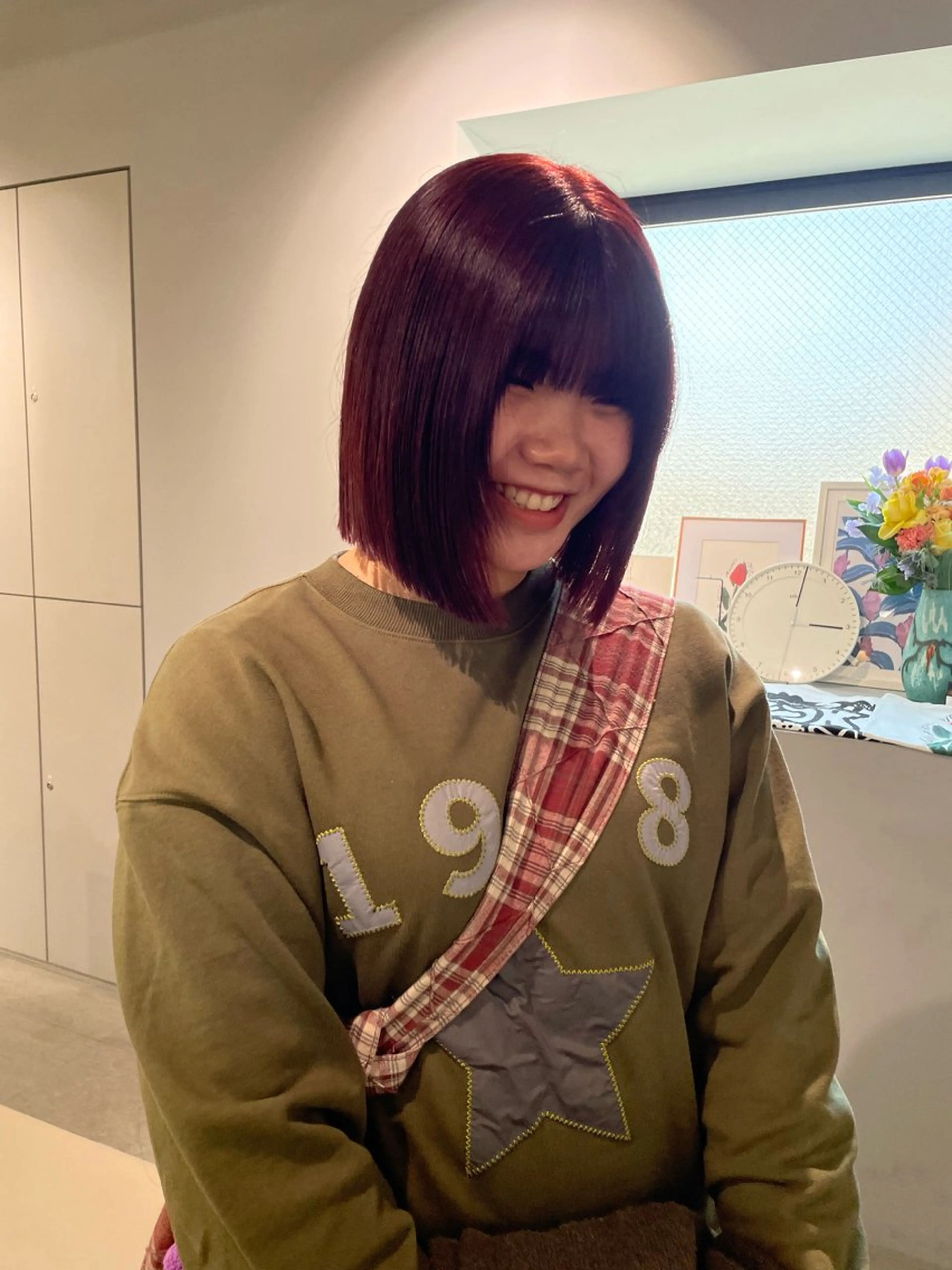 ミディアム カラー ブリーチ ボルドーカラー ブリーチなしカラー レッドカラー ボブ カット ヘアカラー トリートメント MIU/ルーツカラー ボブ/顔周りレイヤーのヘアスタイル