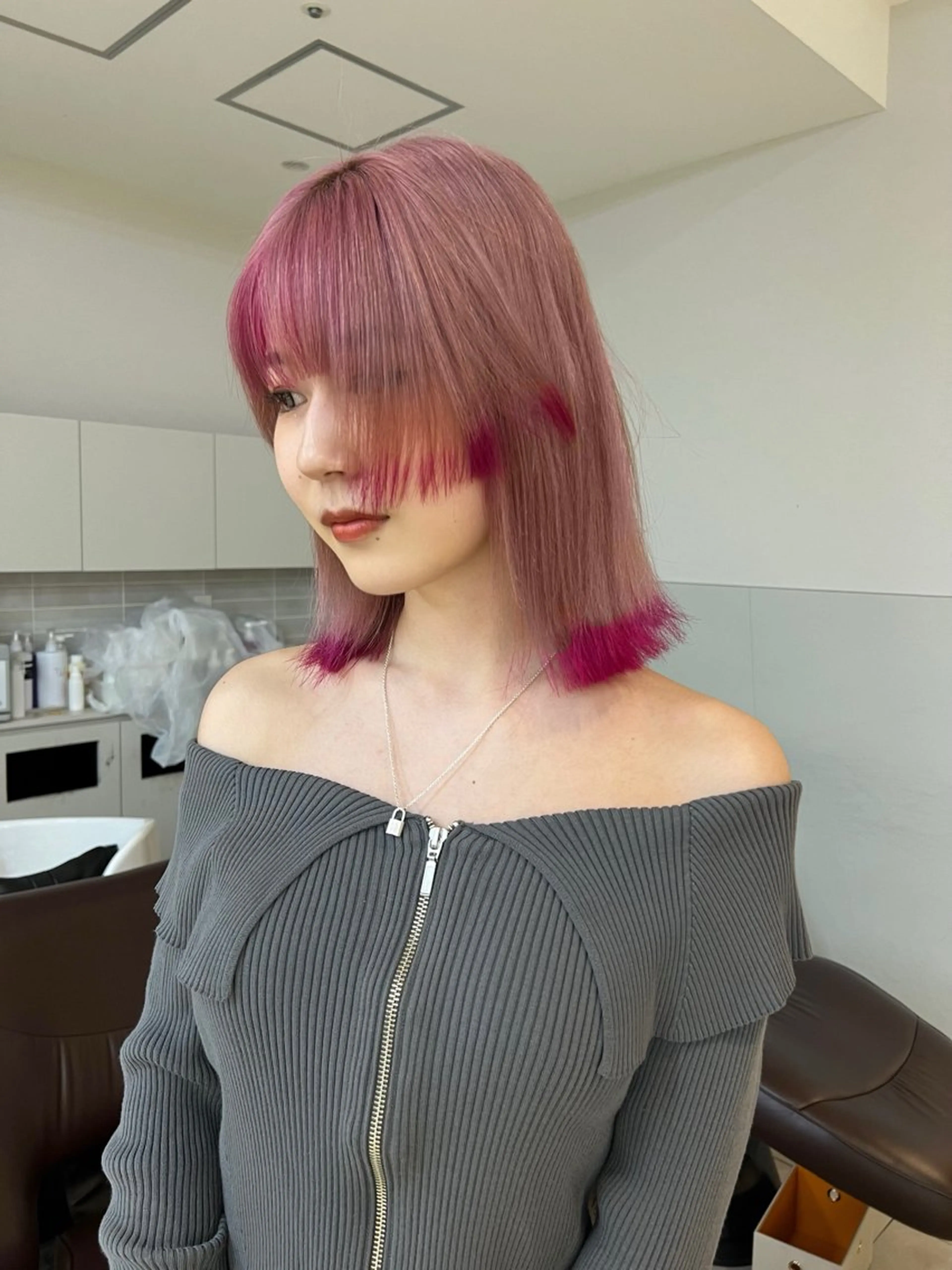 ミディアム カラー アッシュ アッシュブラウン ブリーチ ブラウンカラー ケアブリーチ ヘアカラー トリートメント ヘアセット ニュアンスレイヤー ハイトーンカラーのヘアスタイル