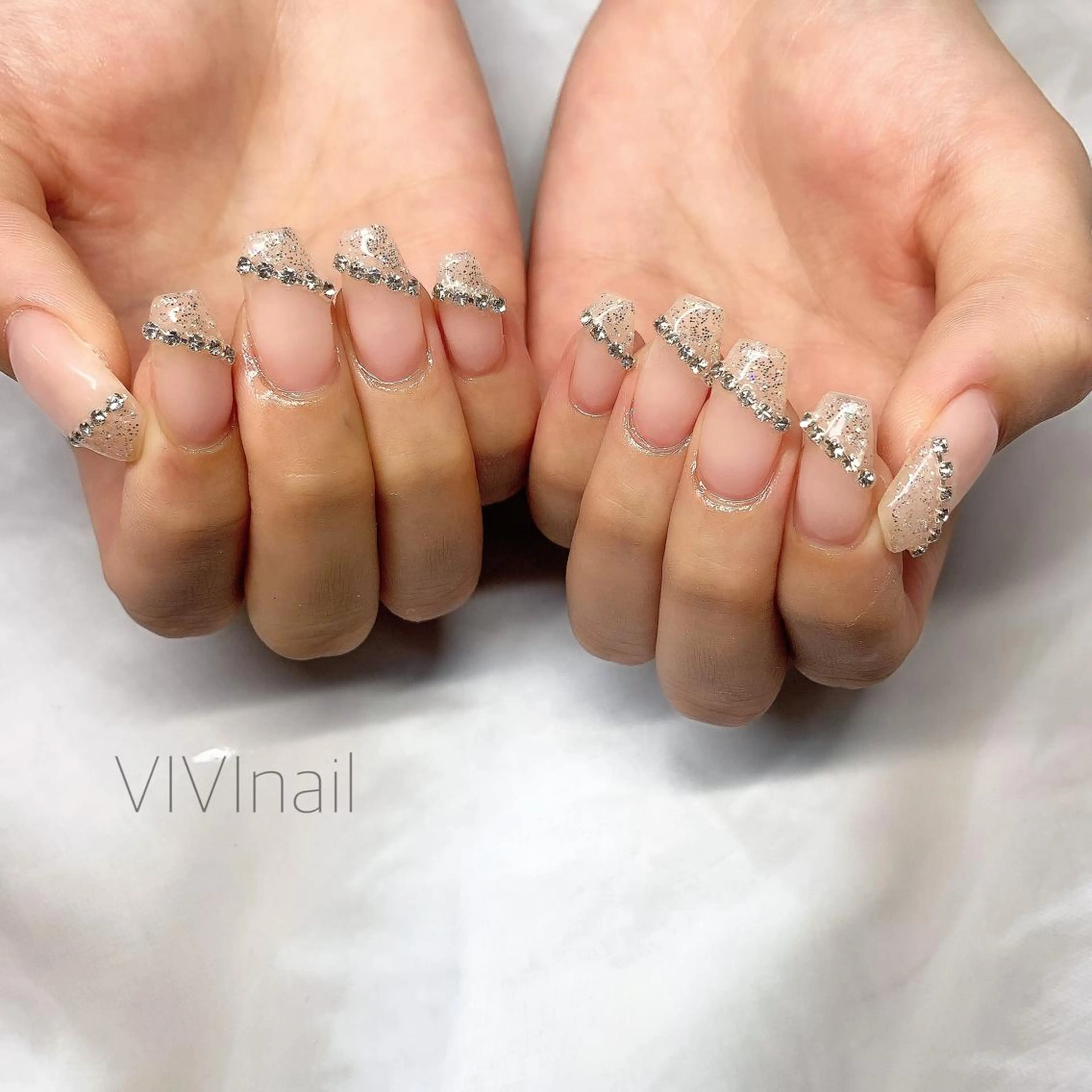 ネイル フレンチネイル キラキラネイル 斜めフレンチ ハンドネイル vivi nailのネイルデザイン