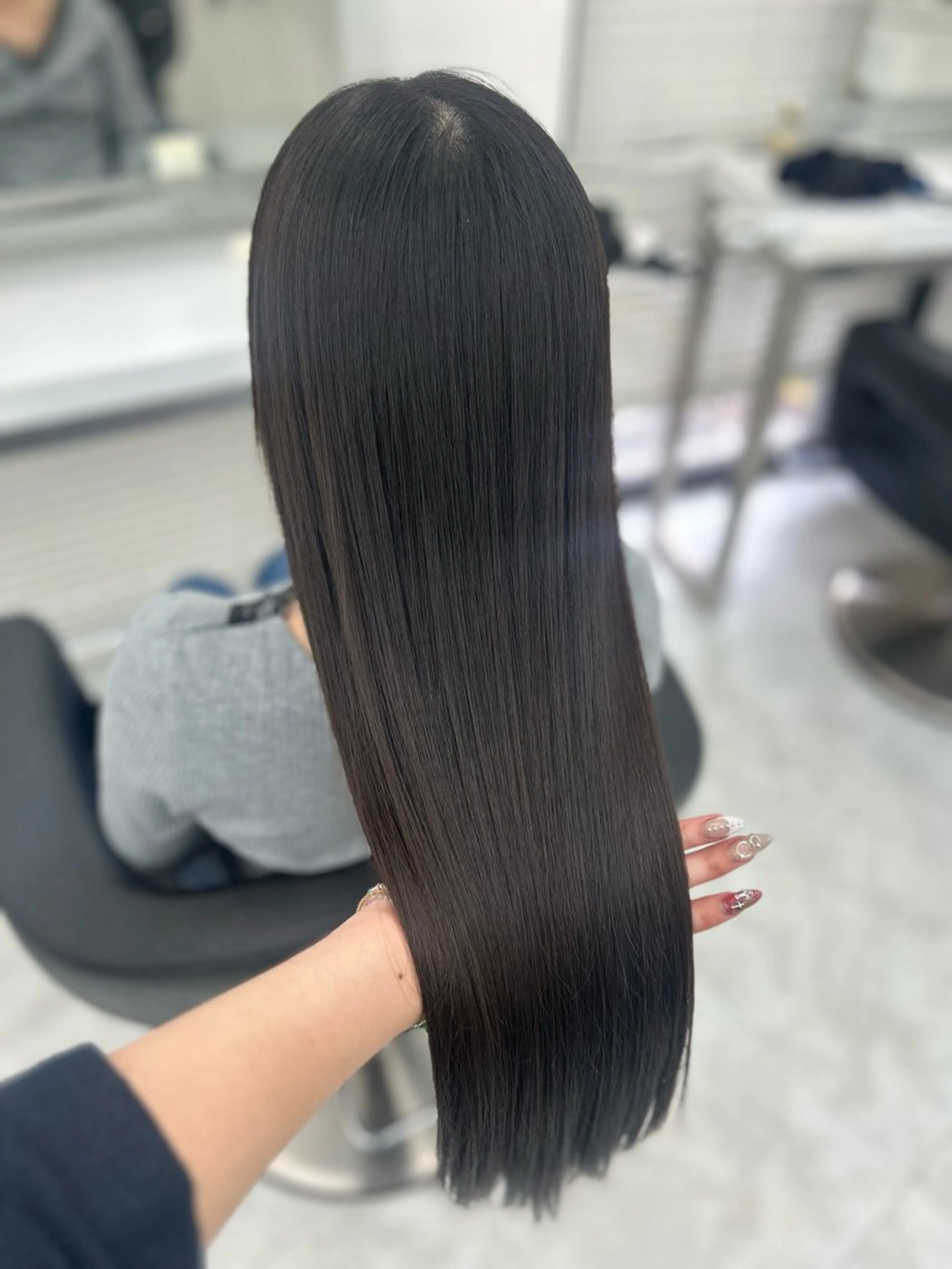 ロング カラー 縮毛矯正 niina🖤 寒色×レイヤーのヘアスタイル