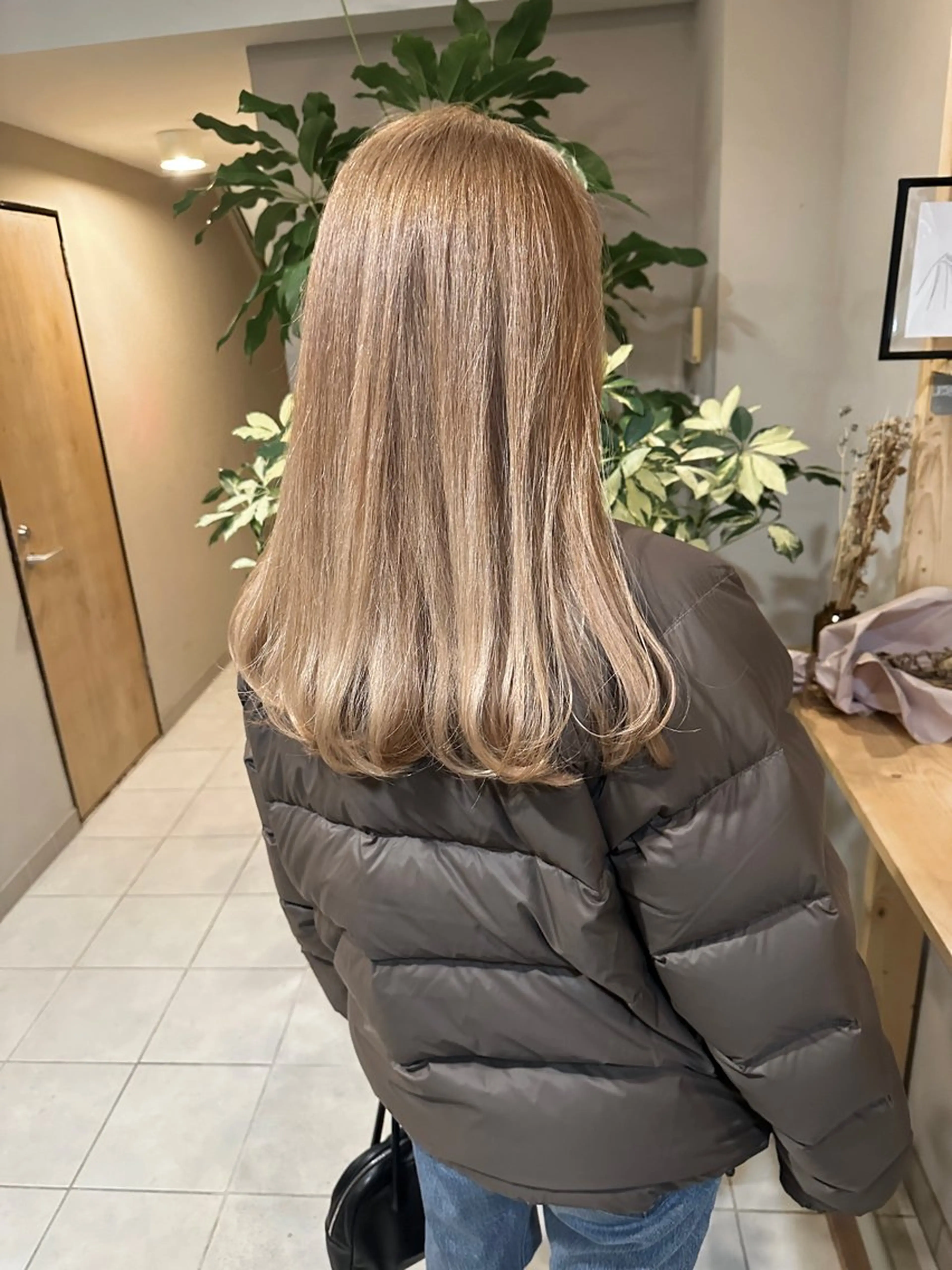 ロング カラー ベージュカラー ミルクティーベージュ ヘアカラー トリートメント LOuNICA銀座所属・透明感カラー/ カット/安田　伍輝のヘアスタイル