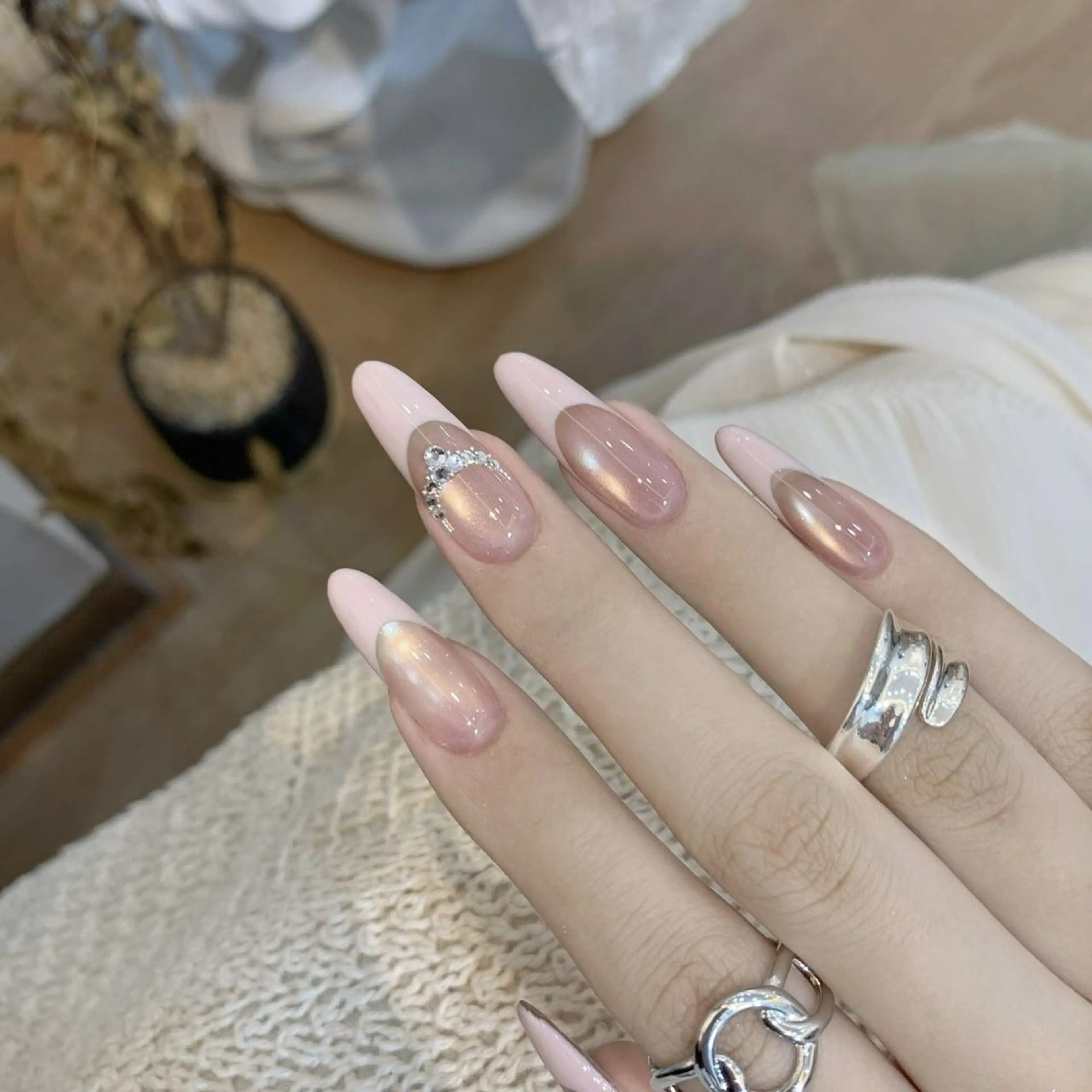 ネイル 成人式 フレンチネイル ジェルネイル 韓国ネイル マグネットネイル ハンドネイル ハンドケア Sun Nail 池袋のエステ・リラクイメージ