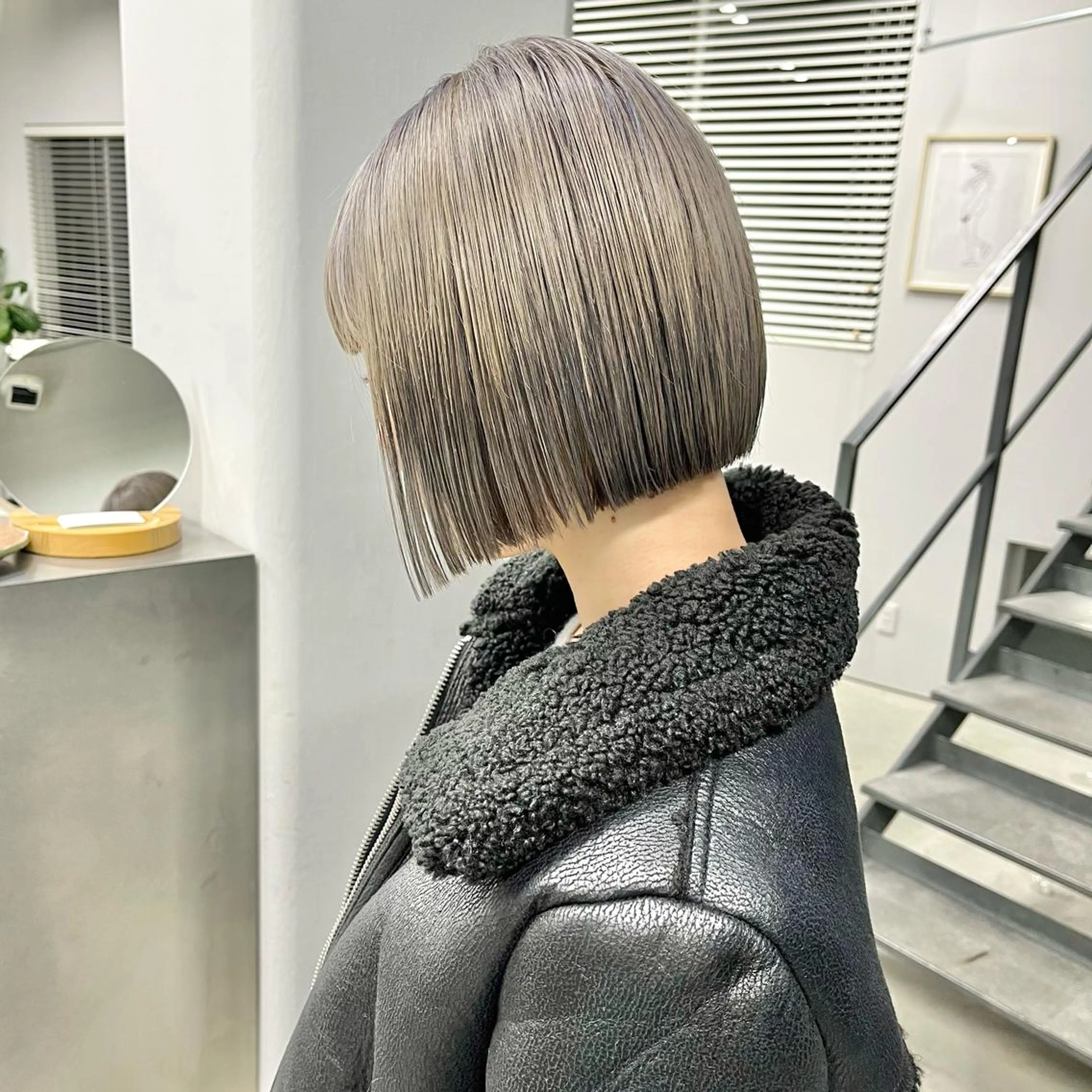 ショート カラー 切りっぱなしボブ ブリーチ シルバー ボブ 山口 モエのヘアスタイル