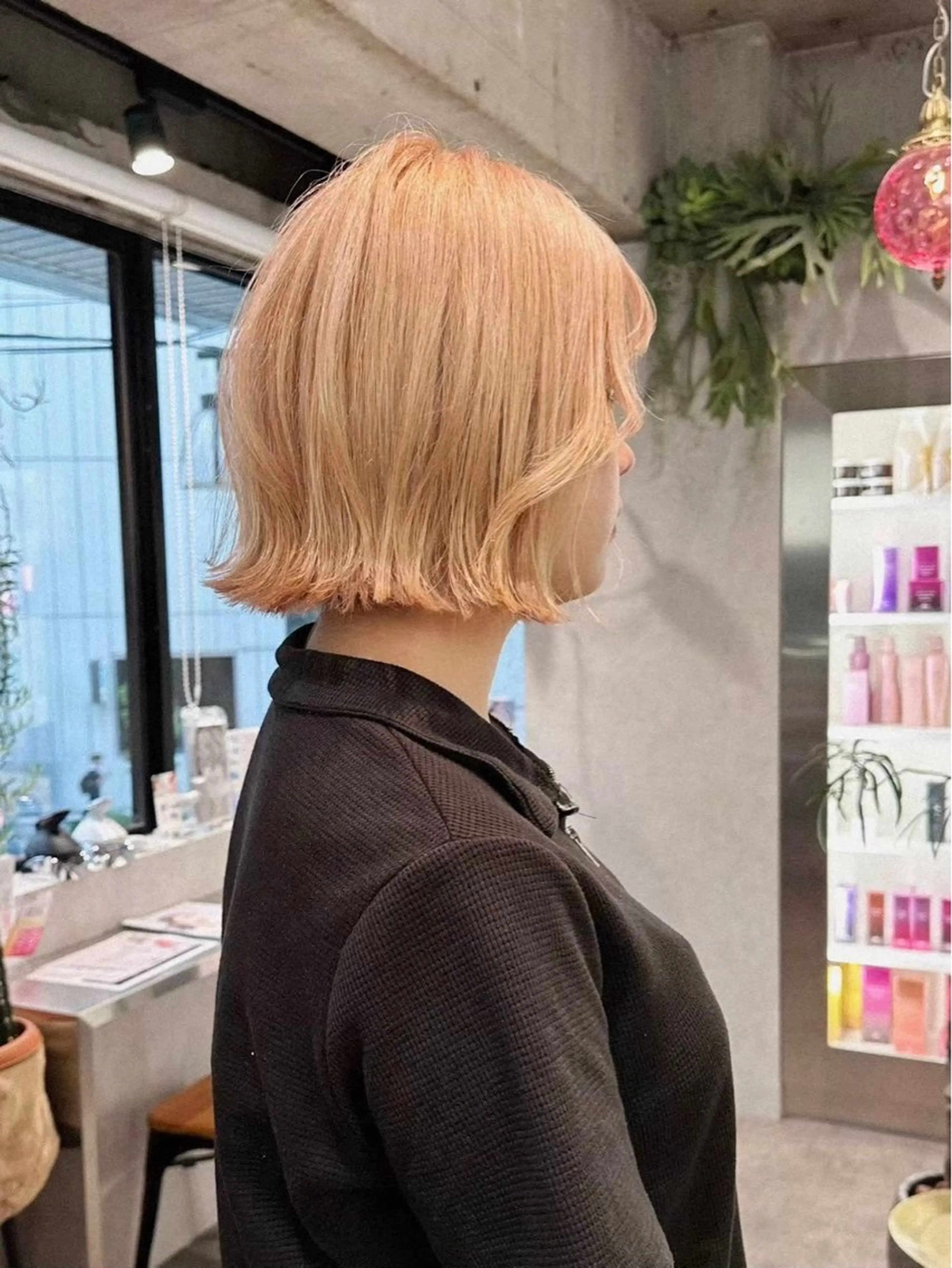 ミディアム カラー ヘアアレンジ 切りっぱなしボブ ブリーチ ダブルカラー イヤリングカラー ハイライトカラー 🩵 iona 🩵のヘアスタイル