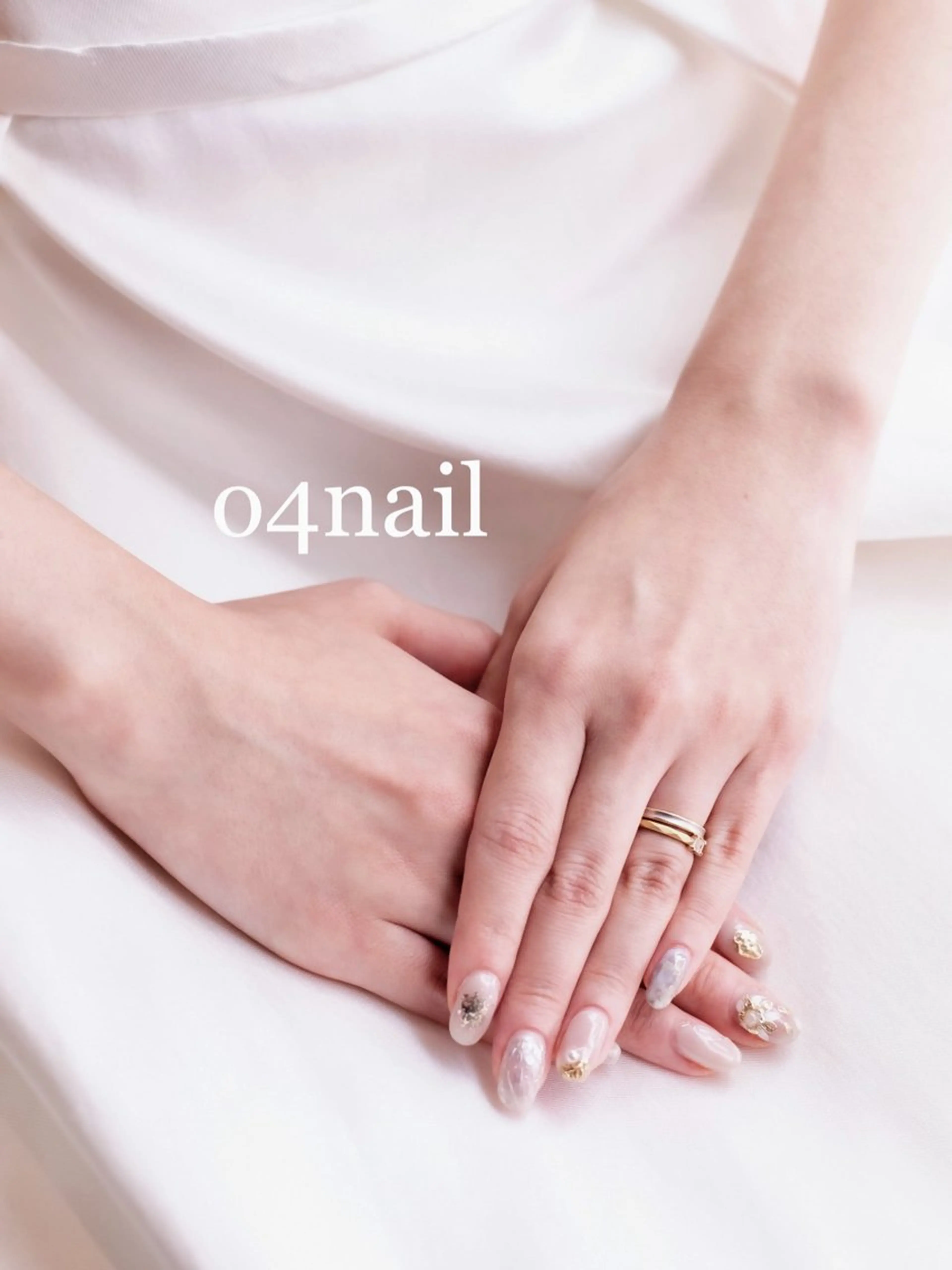 ネイル ゴールド ブライダルネイル ホワイト my place+s所属・o4nail___ ARISAのネイルデザイン