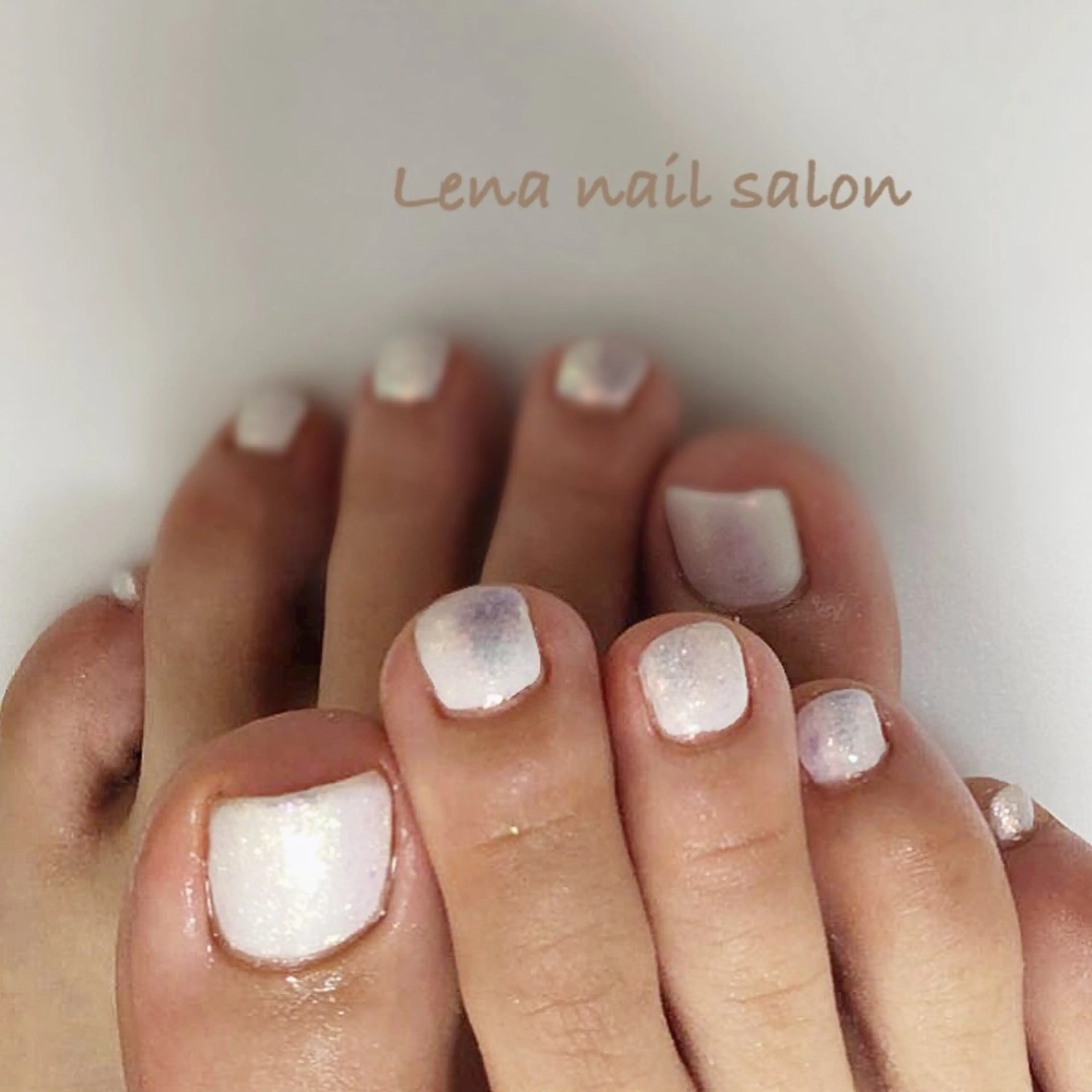 ネイル オーロラネイル フットネイル キラキラネイル ホワイト フットネイル 自爪育成ネイルケア Lena  nailのネイルデザイン