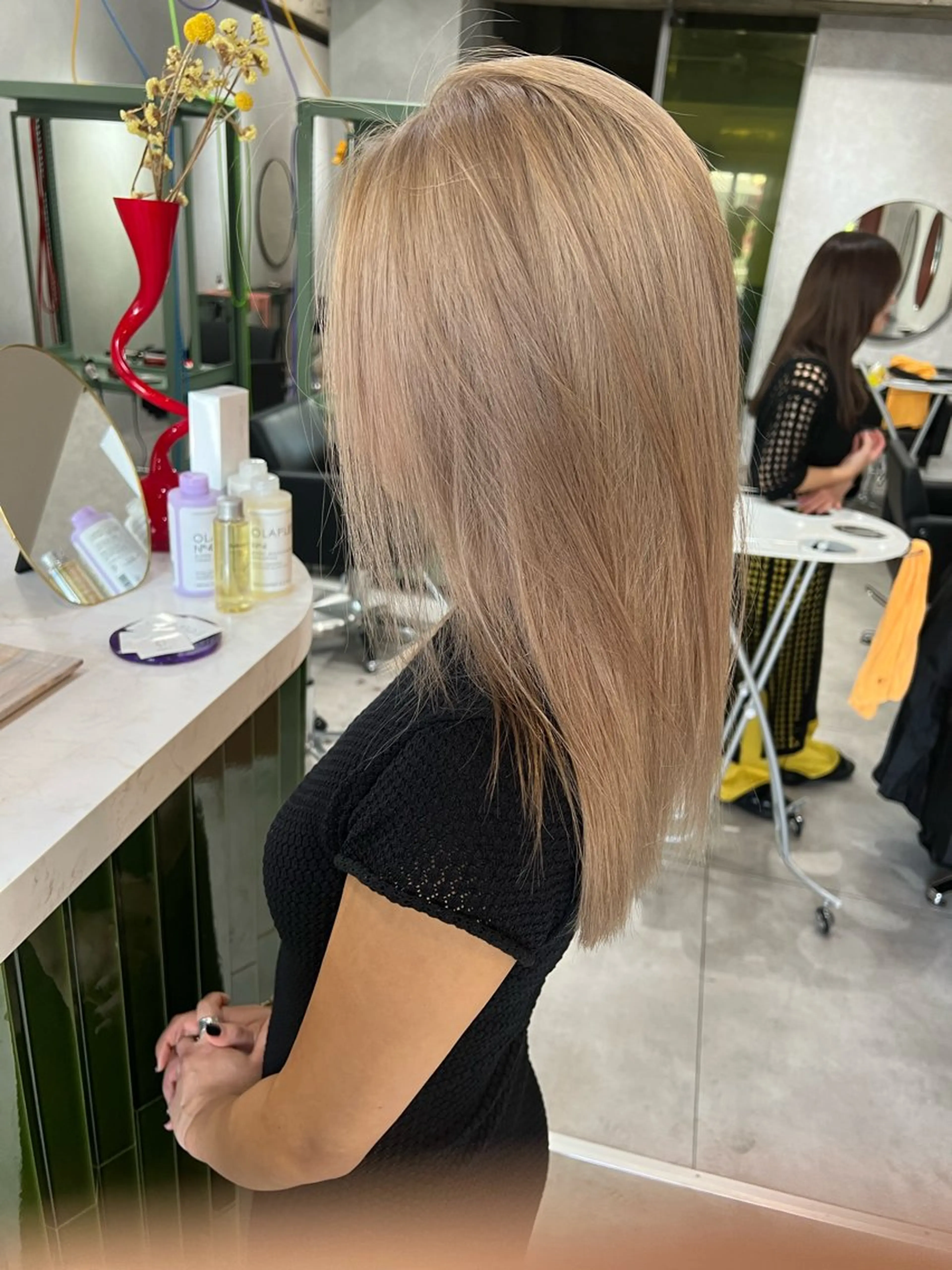 ロング カット ヘアカラー ミルクティーベージュ outaのヘアスタイル