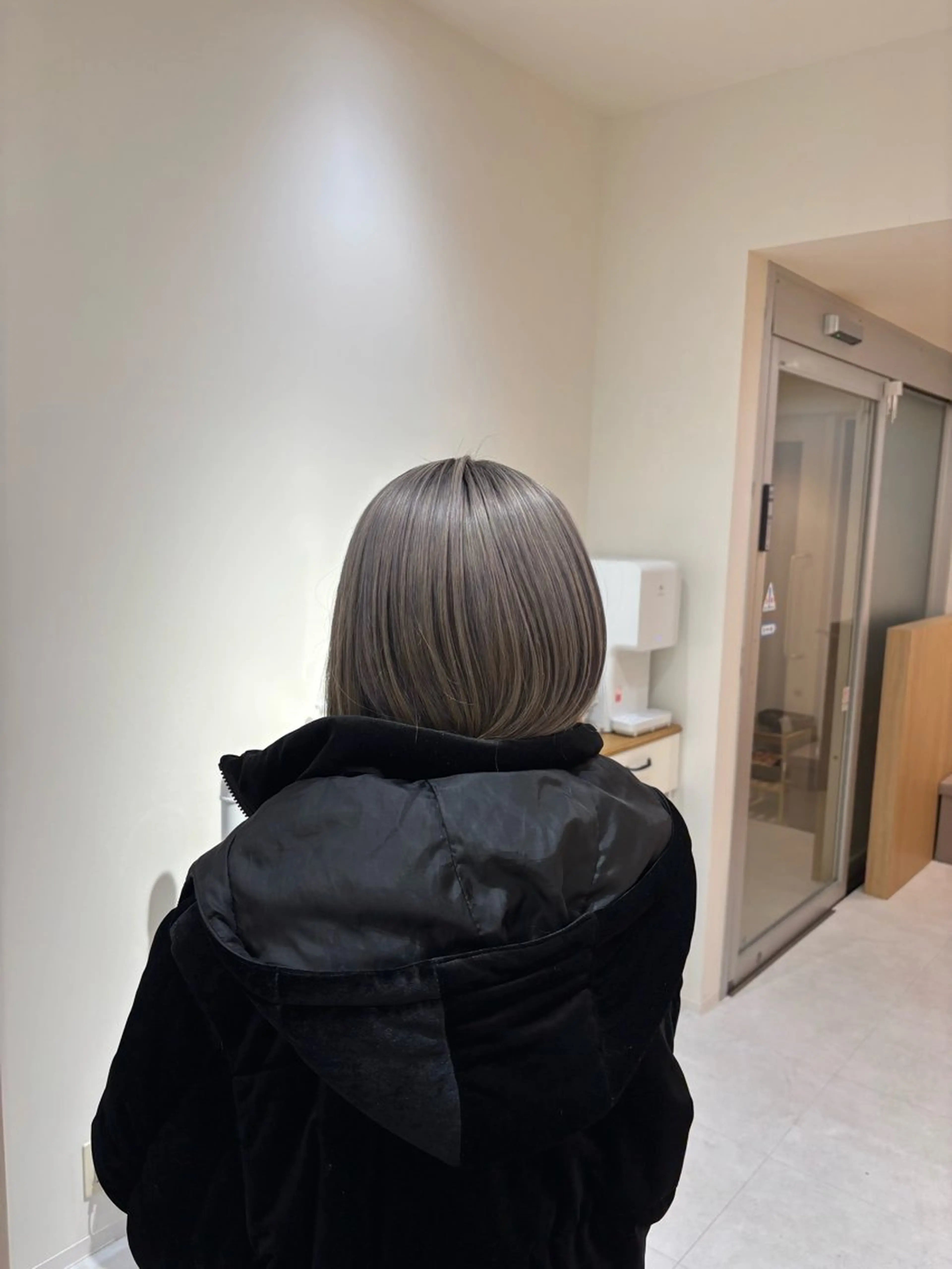 ショート カラー グレージュ YUUKI/艶カラー レイヤーカットのヘアスタイル