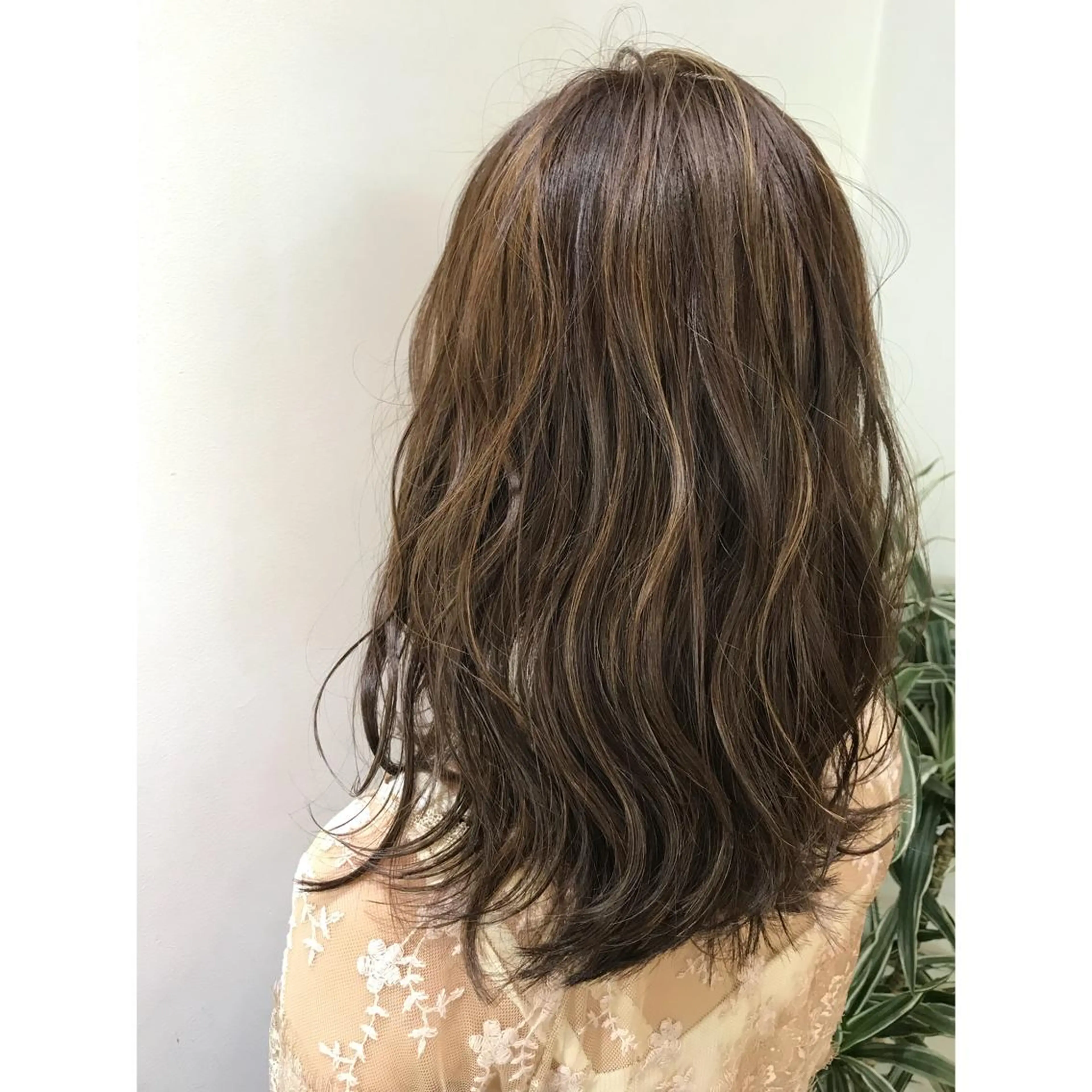 セミロング カラー アディクシーカラー ブリーチ ハイライトカラー ハイライト 坂西 春果のマツエク・マツパデザイン