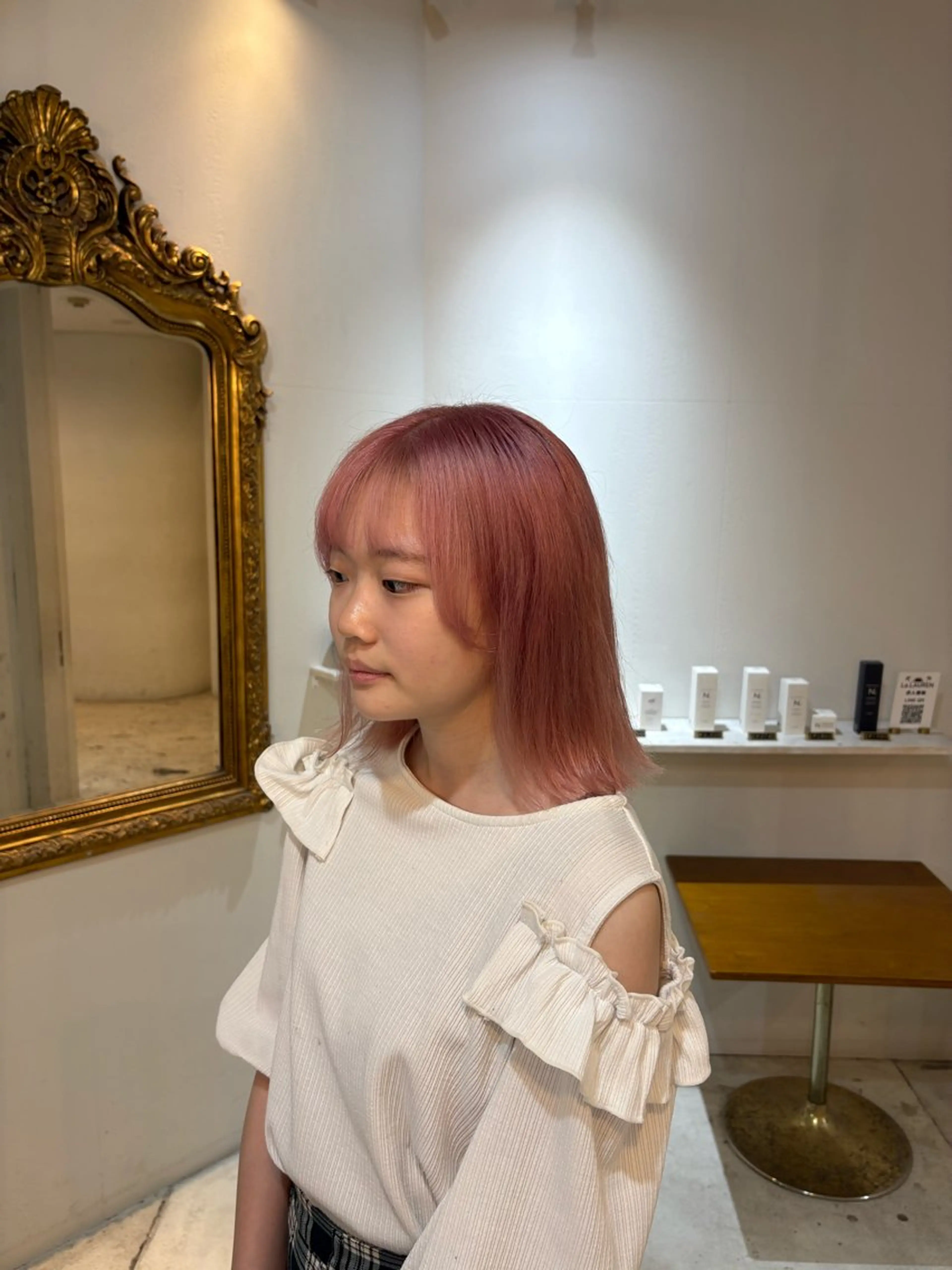 ショート ヘアカラー 🩶ハイトーン🖤 URARAのヘアスタイル