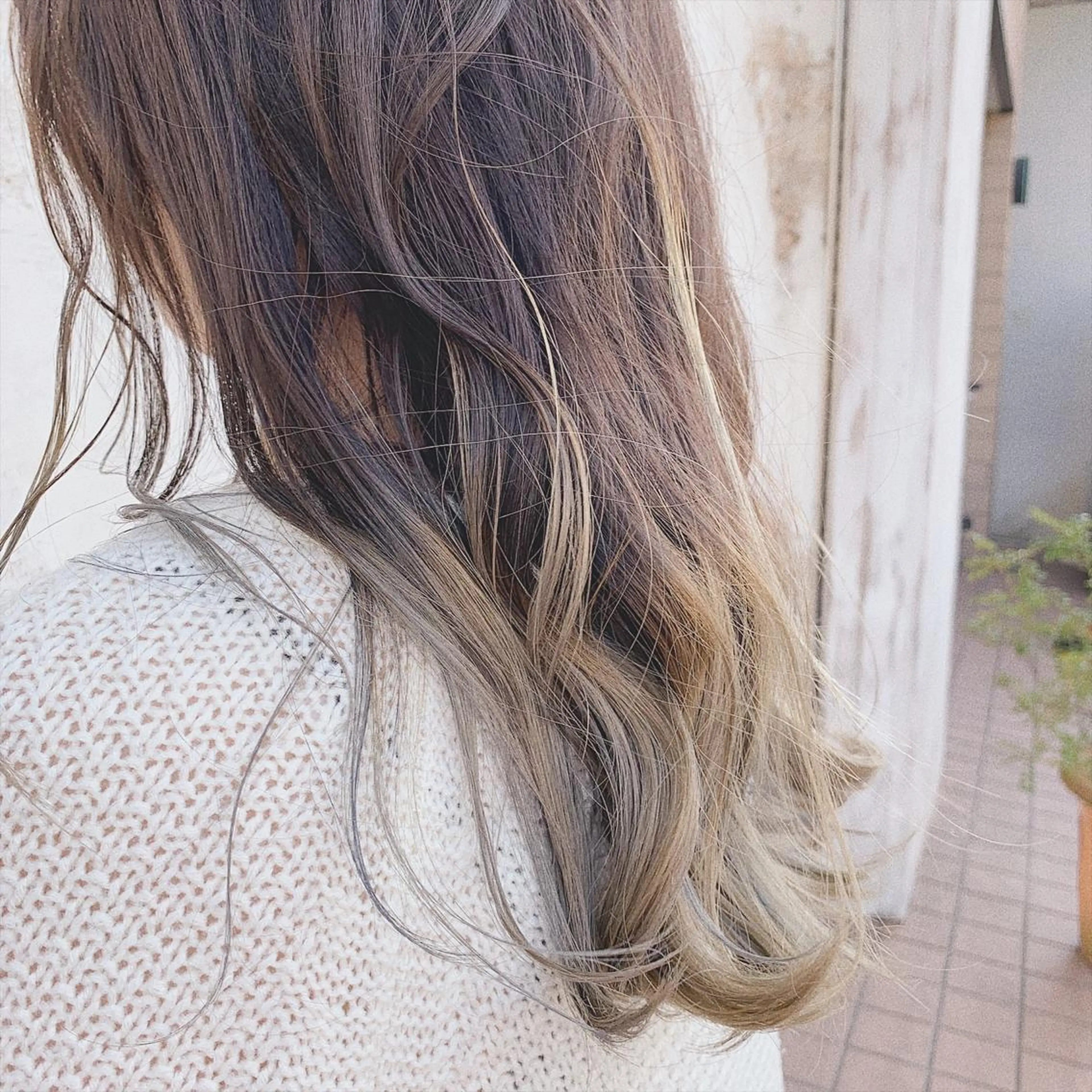 ロング カラー グラデーションカラー ミルクティーベージュ の魔術師　manaeのヘアスタイル