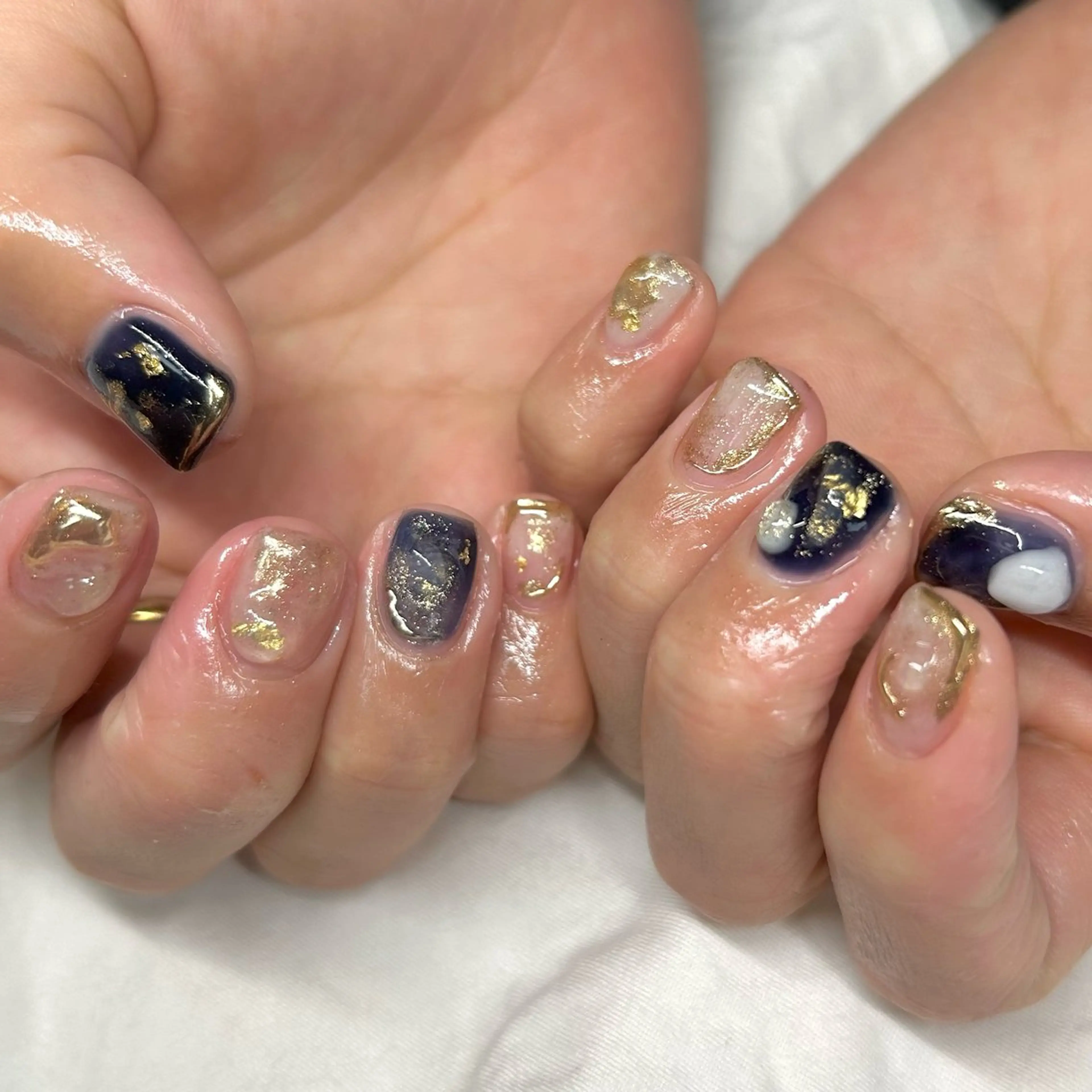 ネイル クリアネイル ゴールド ネイビー ニュアンスネイル shine'an fuka🌿🫧のネイルデザイン