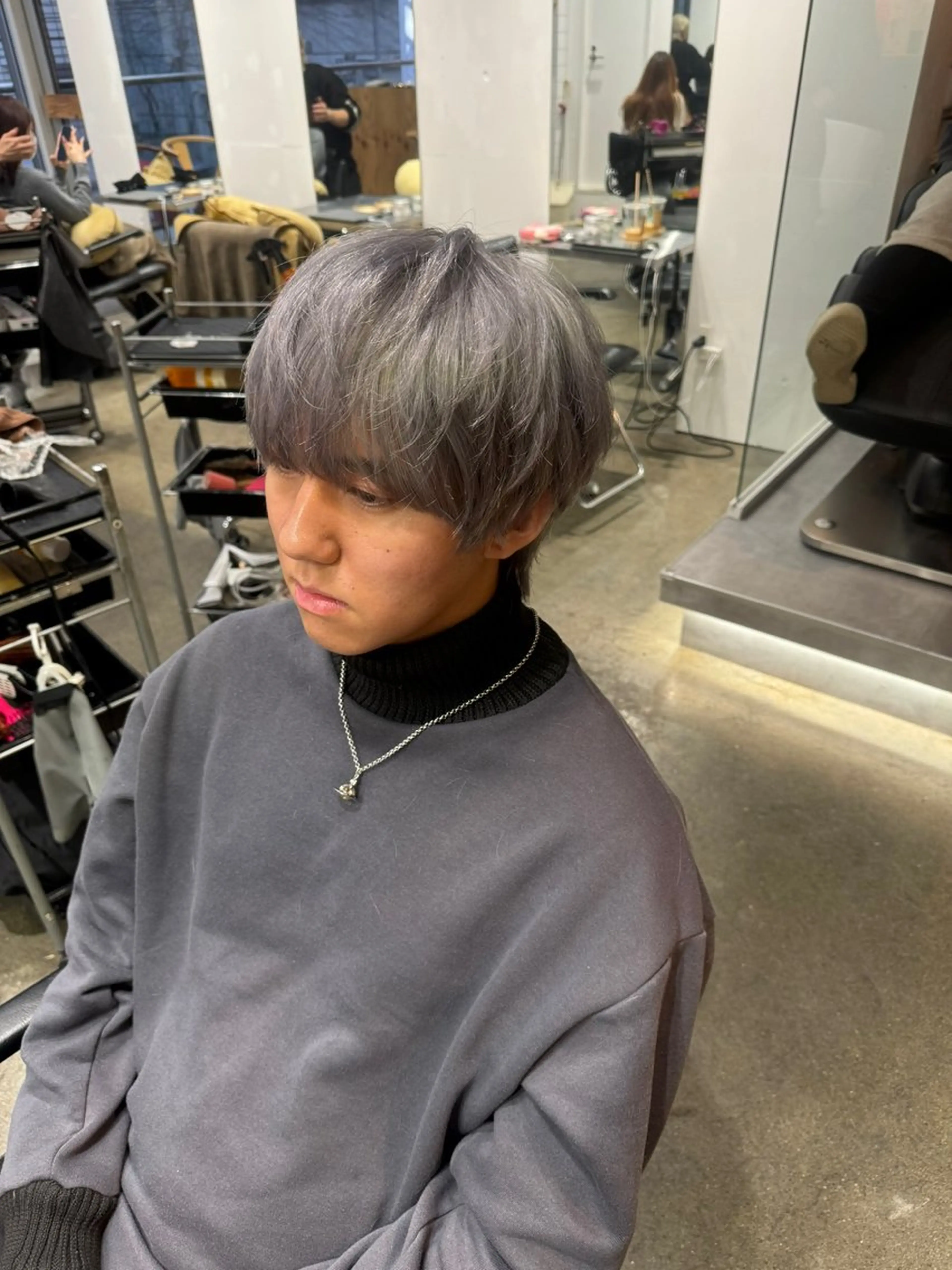 ショート カラー メンズ メンズブリーチ ブリーチ シルバー ヘアカラー トリートメント 新宿 似合わせカラー HINAのヘアスタイル