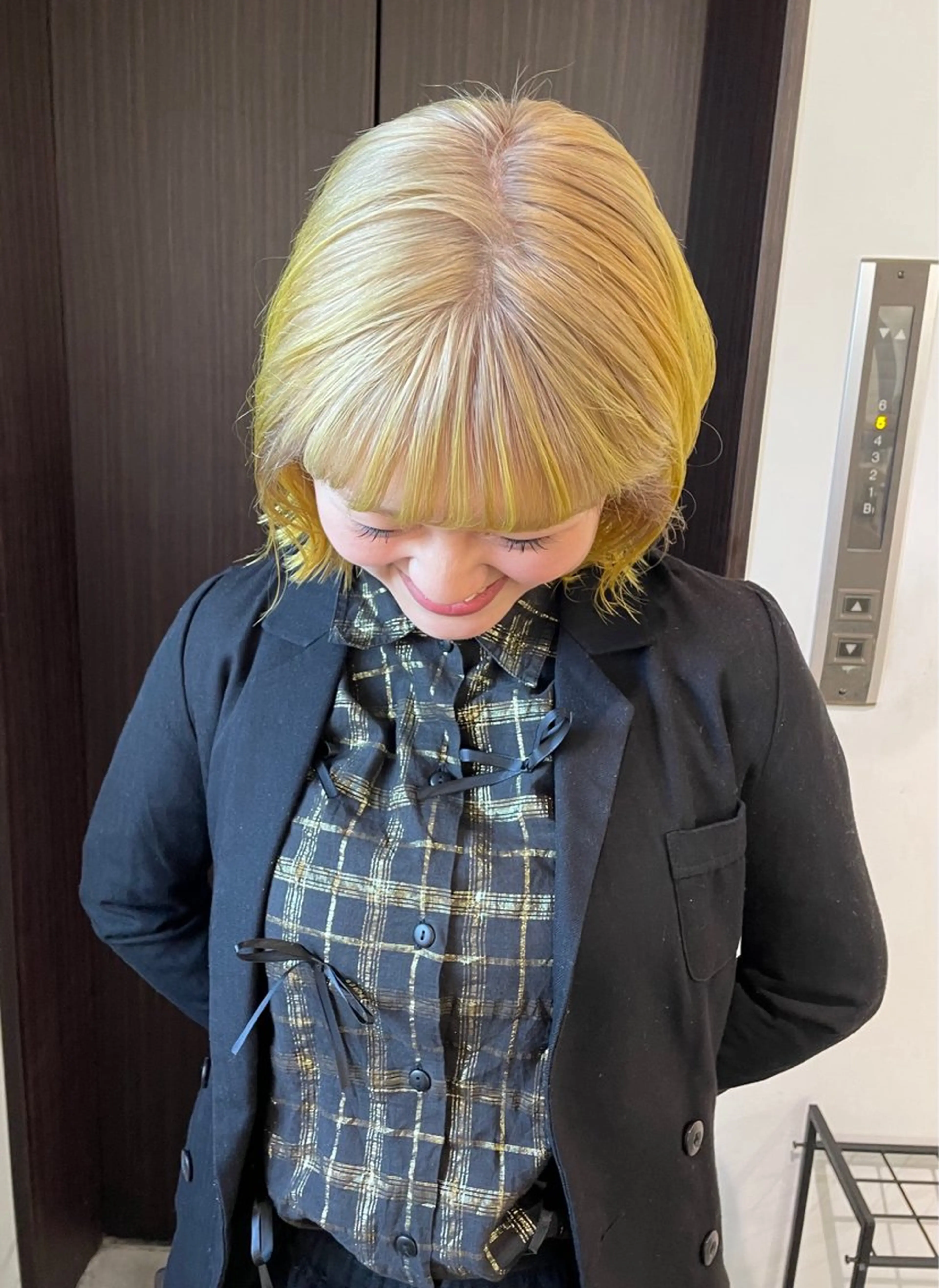 ミディアム カラー ベージュカラー ブリーチ ケアブリーチ デザインカラー ダブルカラー ヘアカラー トリートメント MIU/ルーツカラー ボブ/顔周りレイヤーのヘアスタイル