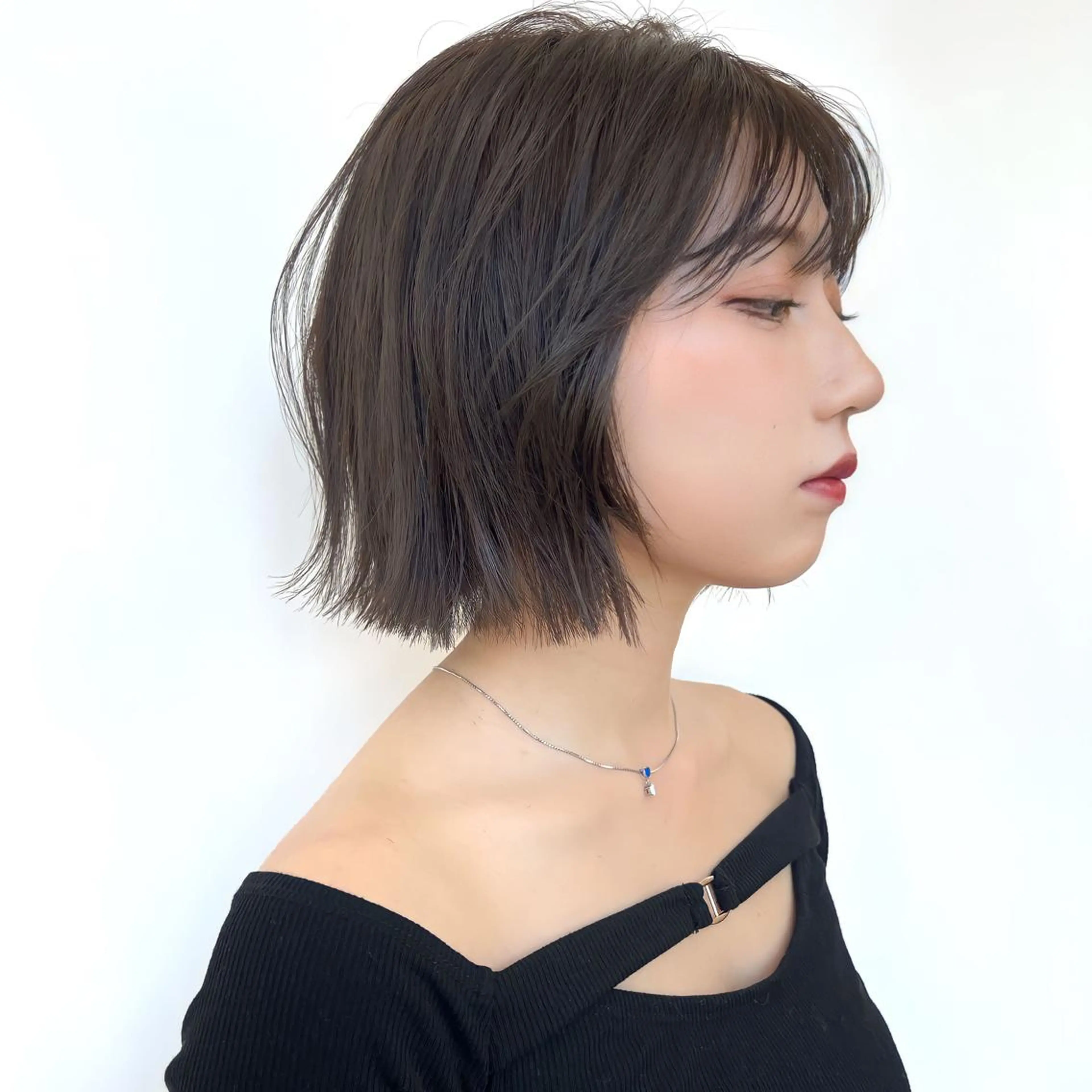 ショート カラー 切りっぱなしボブ 前下がりボブ ベージュカラー ブリーチ グレージュ カット ヘアカラー トリートメント ニュアンスレイヤー ハイトーンカラーのヘアスタイル