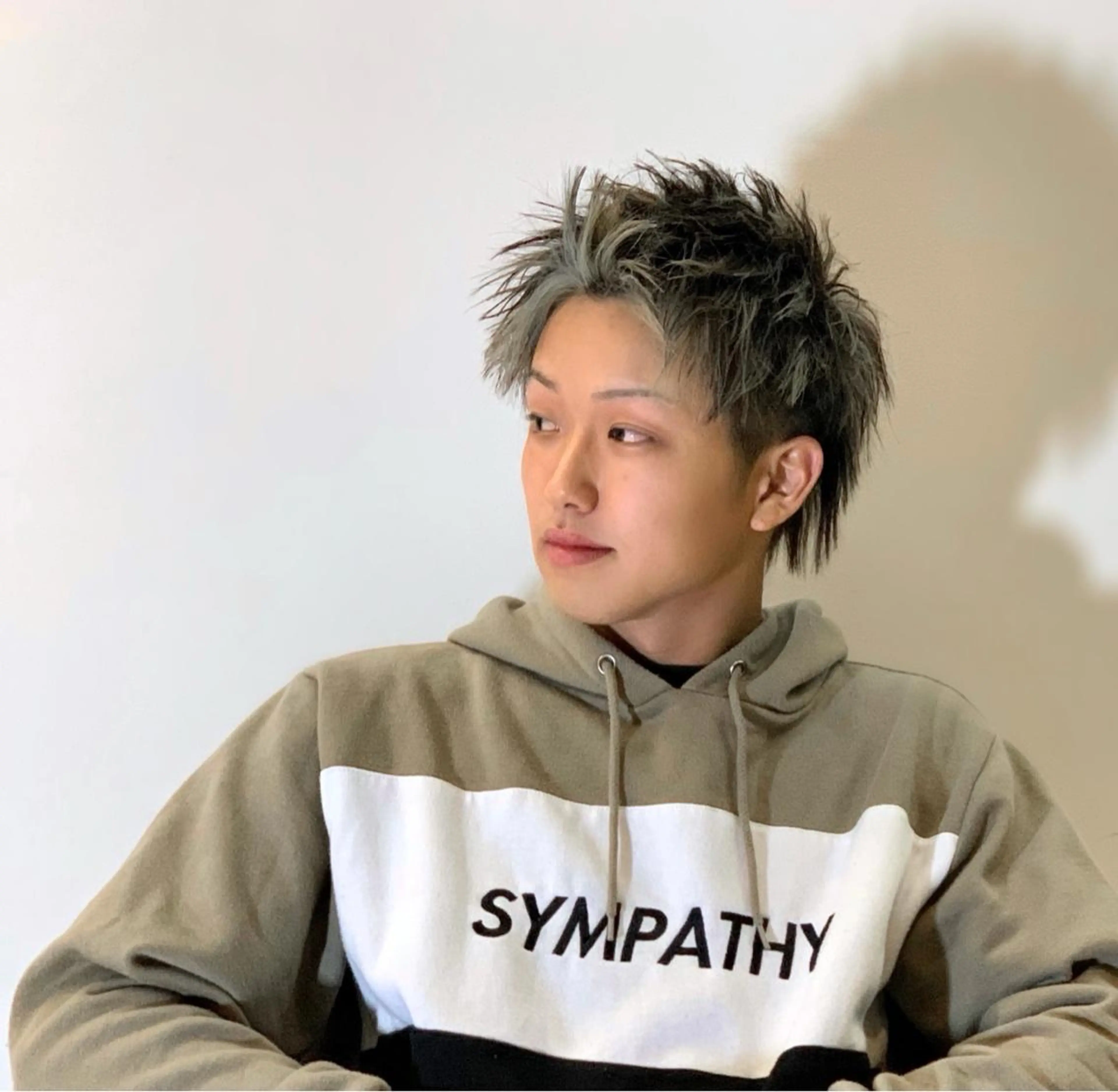 カラー メンズ アップバング メンズハイライト メンズウルフカット アッシュ ハイライトカラー カット ヘアカラー トリートメント メンズ専門　井藤 雅也のヘアスタイル