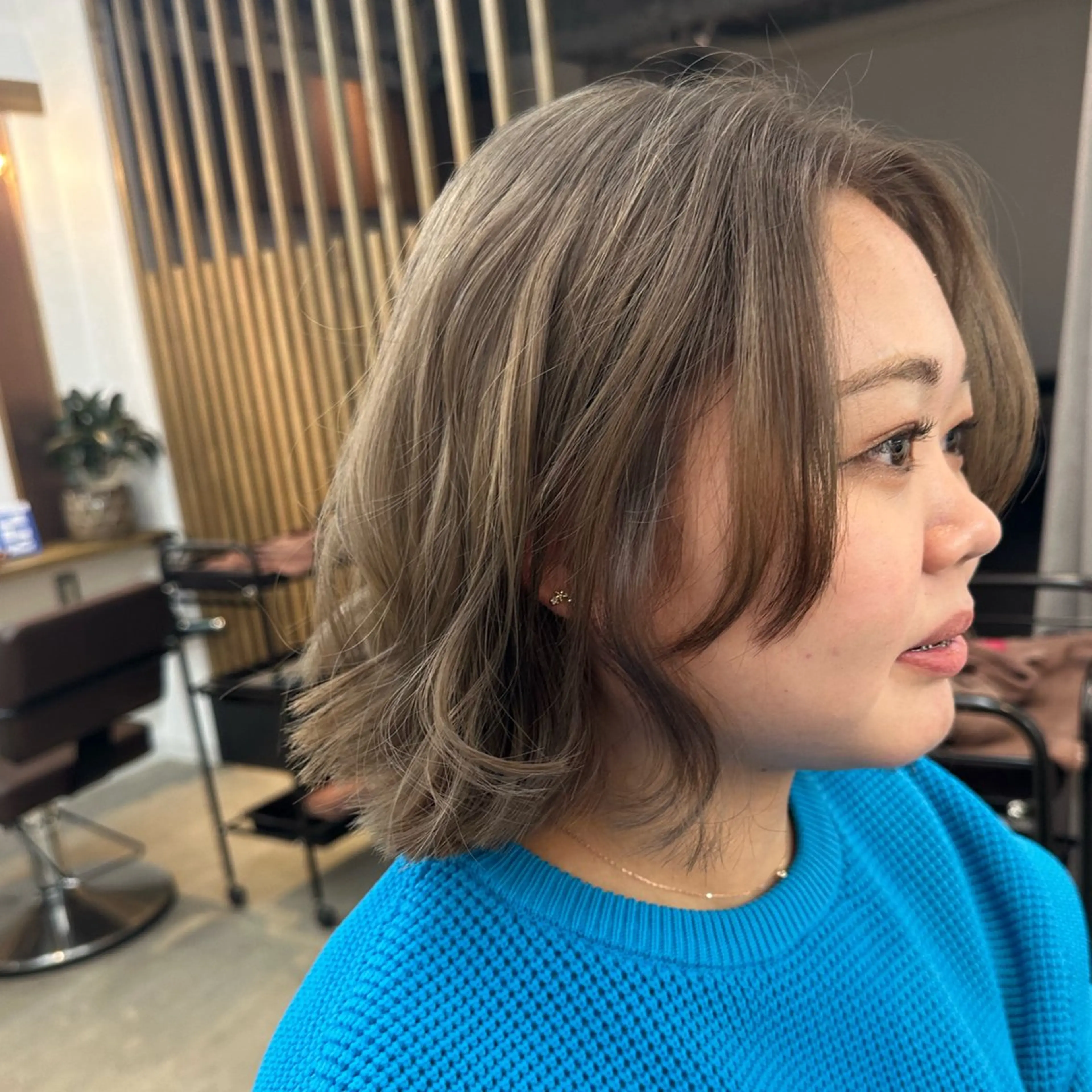 ショート カラー ヘアアレンジ 切りっぱなしボブ ベージュカラー 透明感カラー ボブ 外ハネヘア FEAT.青山所属・🫧FEAT. ／Rikka 🫧のヘアスタイル