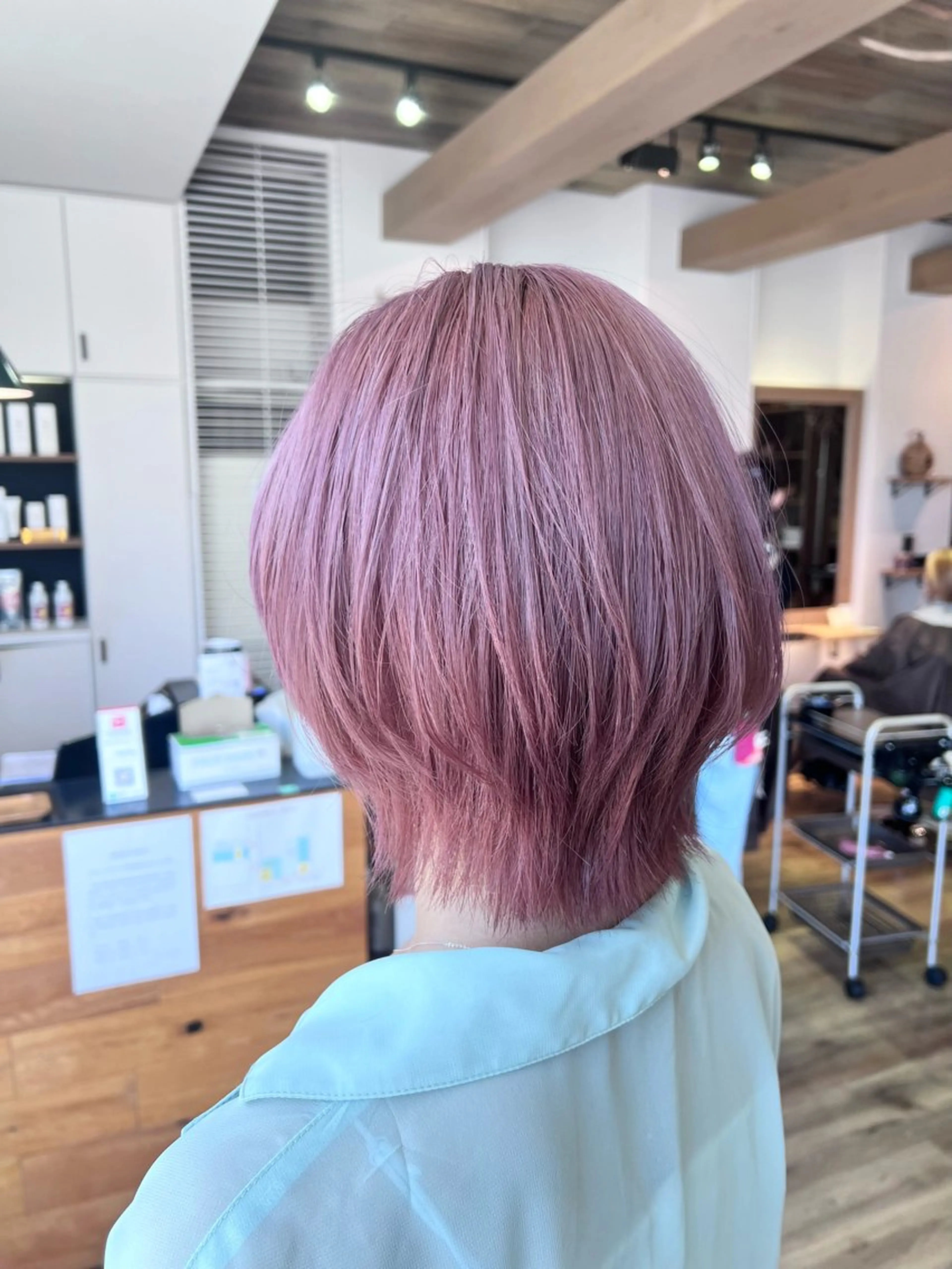 ショート カラー ベージュカラー ブリーチ ピンクカラー ヘアカラー トリートメント ツキダテ ユイのヘアスタイル