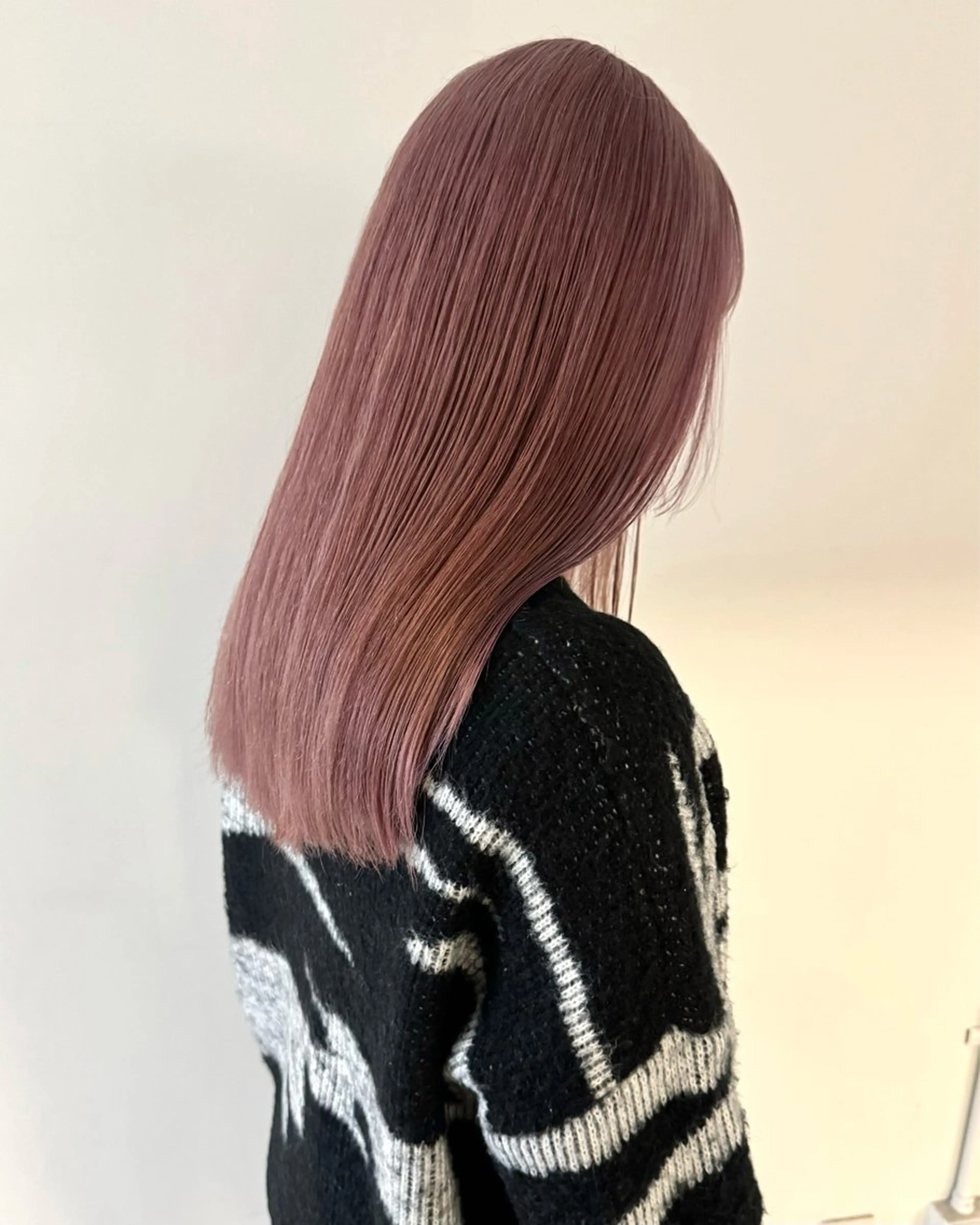 セミロング カラー ベージュカラー ブロンド ピンクカラー ピンクベージュ ホワイトブロンド ヘアカラー トリートメント RAIMA ハイトーンレイヤーのヘアスタイル
