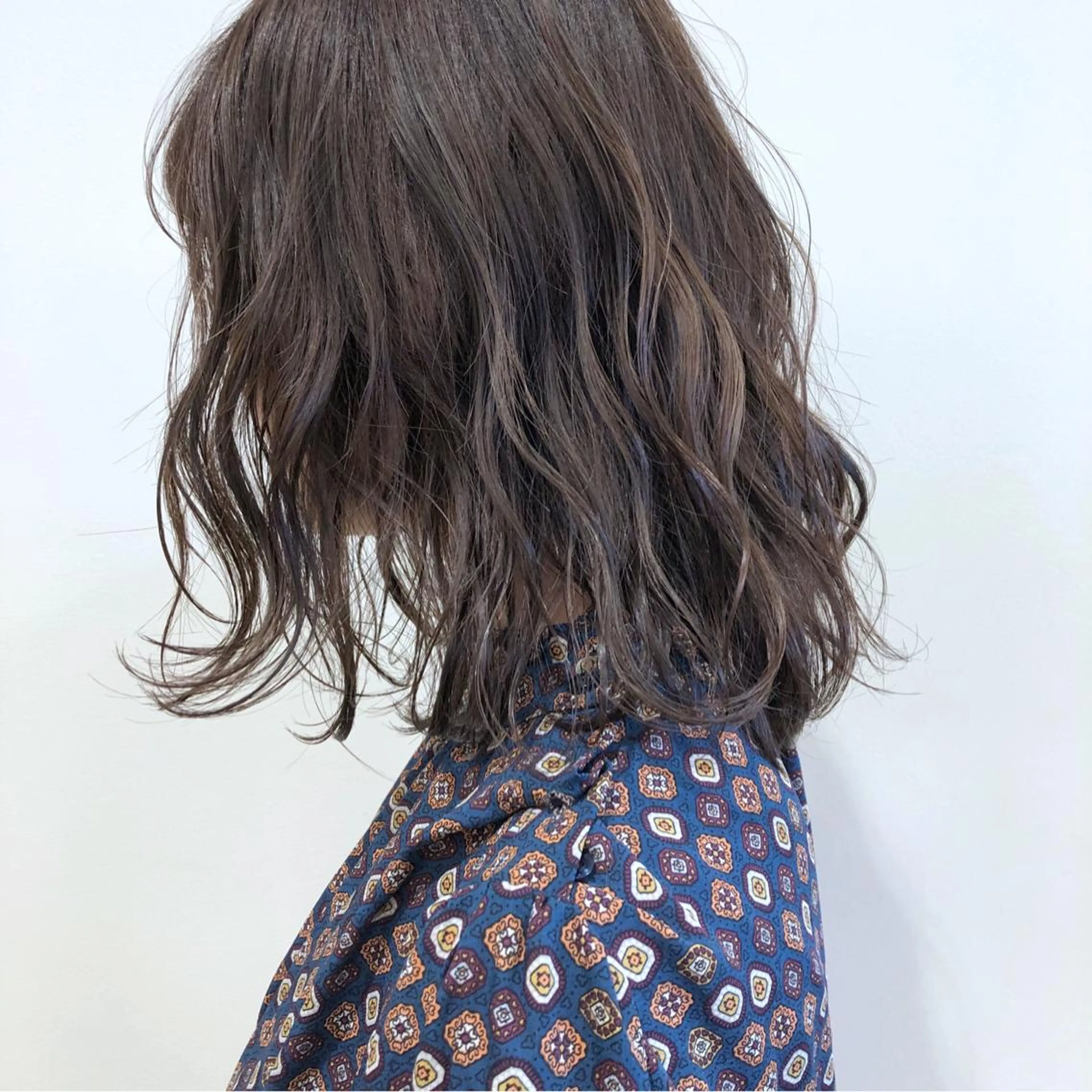 セミロング カラー ショコラグレージュ グレージュ ケアブリーチ 坪井佑樹のヘアスタイル