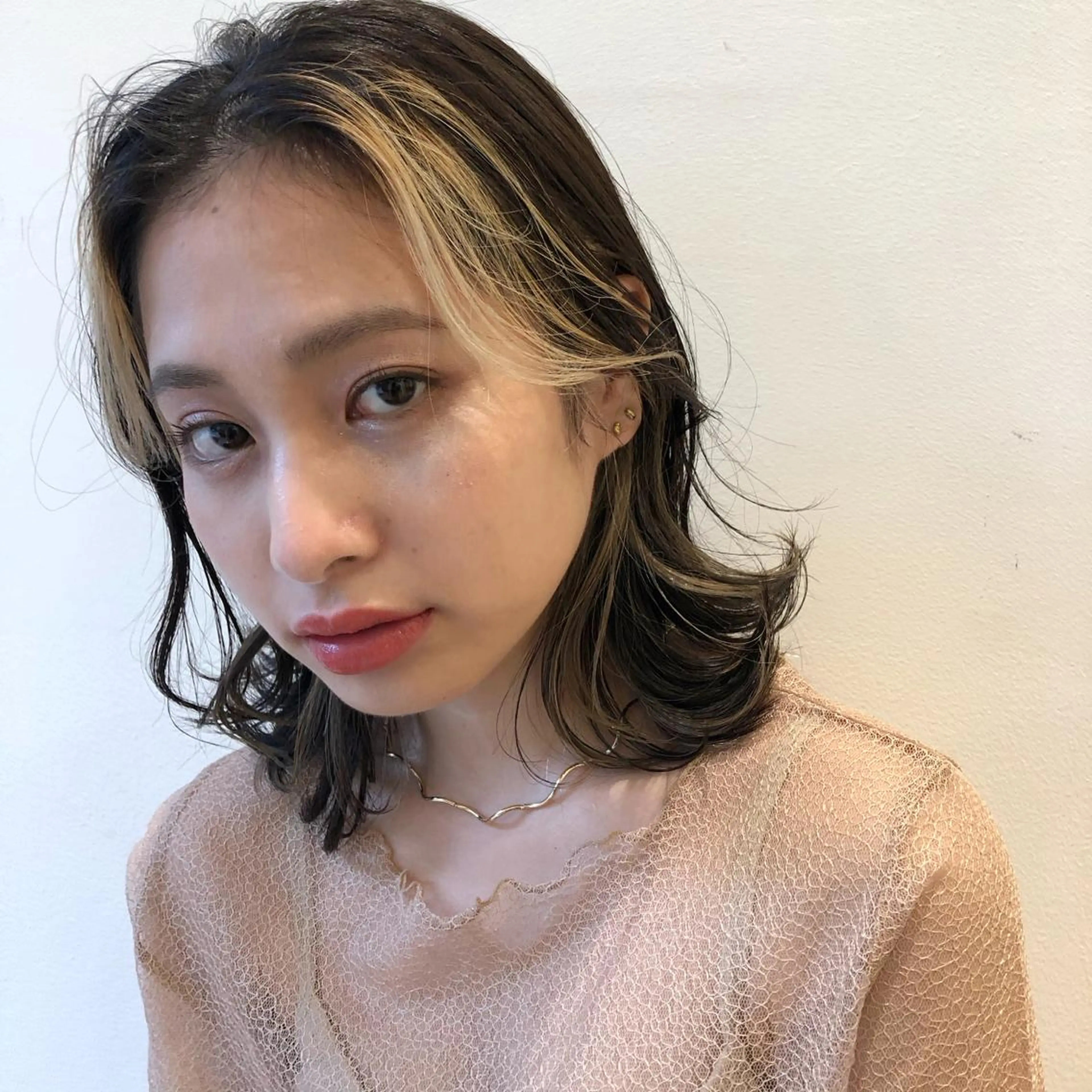 プレイングカラー🤍 細めハイライトのヘアスタイル