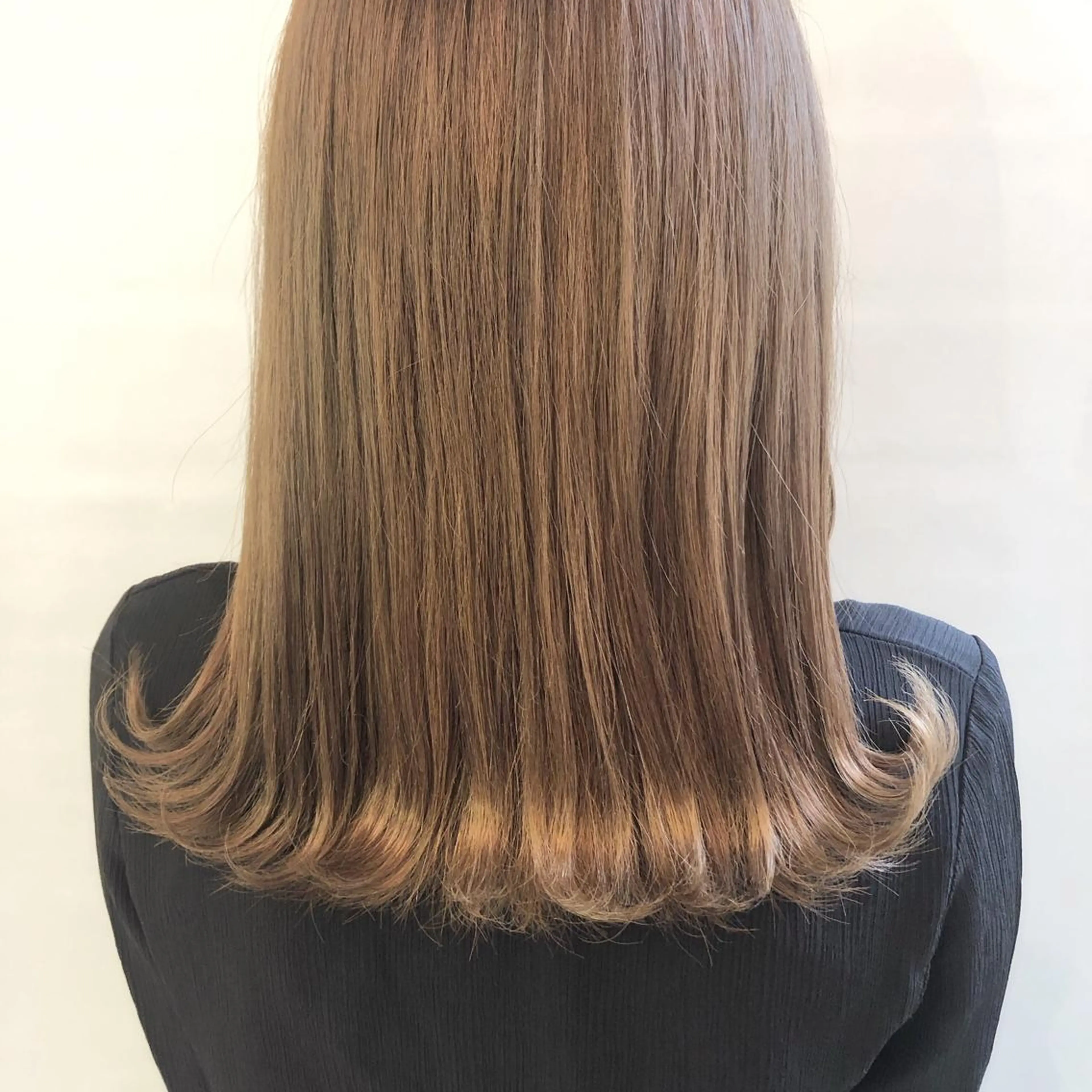ミディアム カラー ベージュカラー ブリーチ ミルクティーベージュ カット ヘアカラー 齋藤 咲のヘアスタイル
