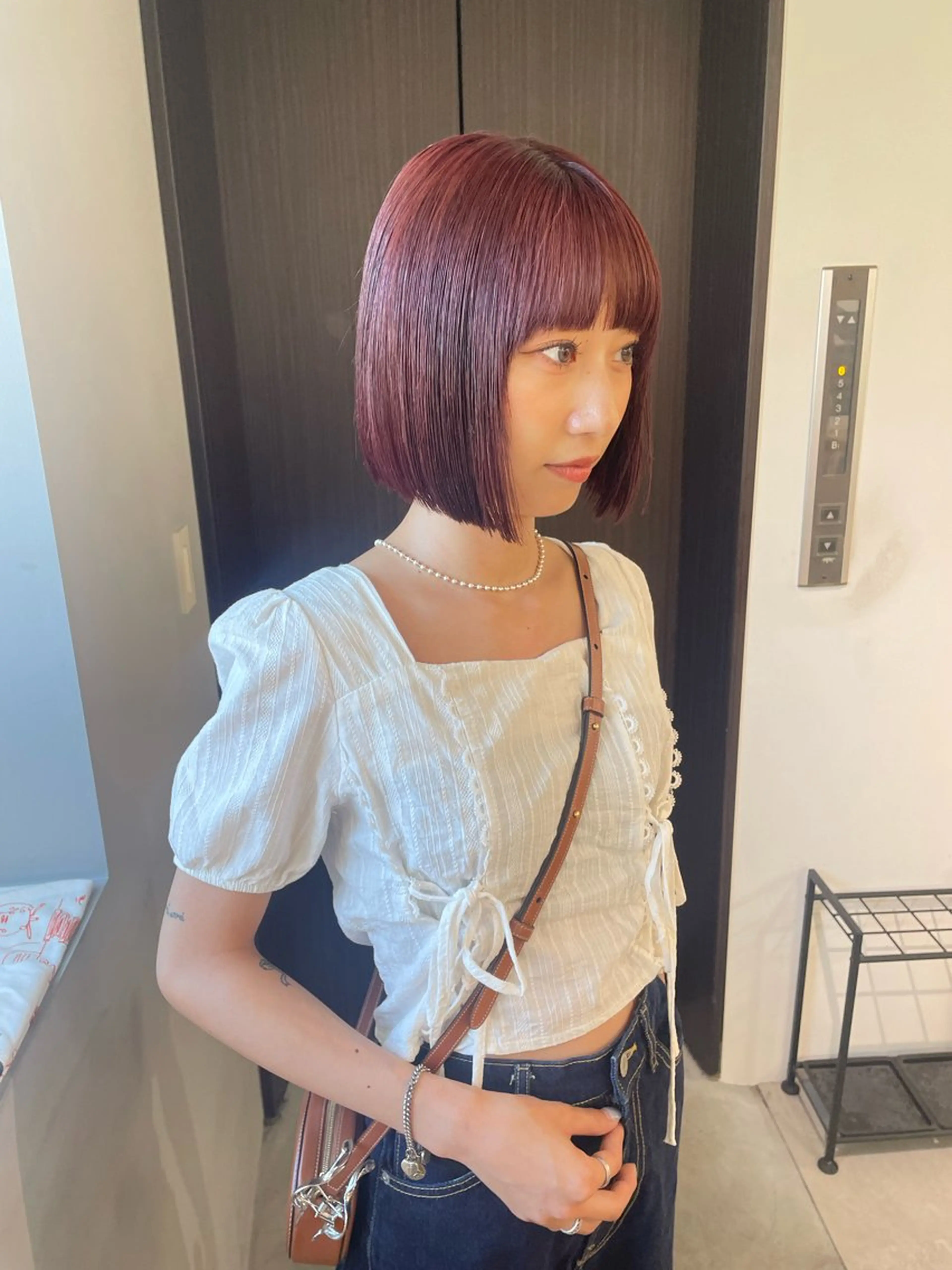 ショート カラー ボブレイヤー ボルドーカラー レッドカラー ボブ レイヤーカット MIU/ルーツカラー ボブ/顔周りレイヤーのヘアスタイル