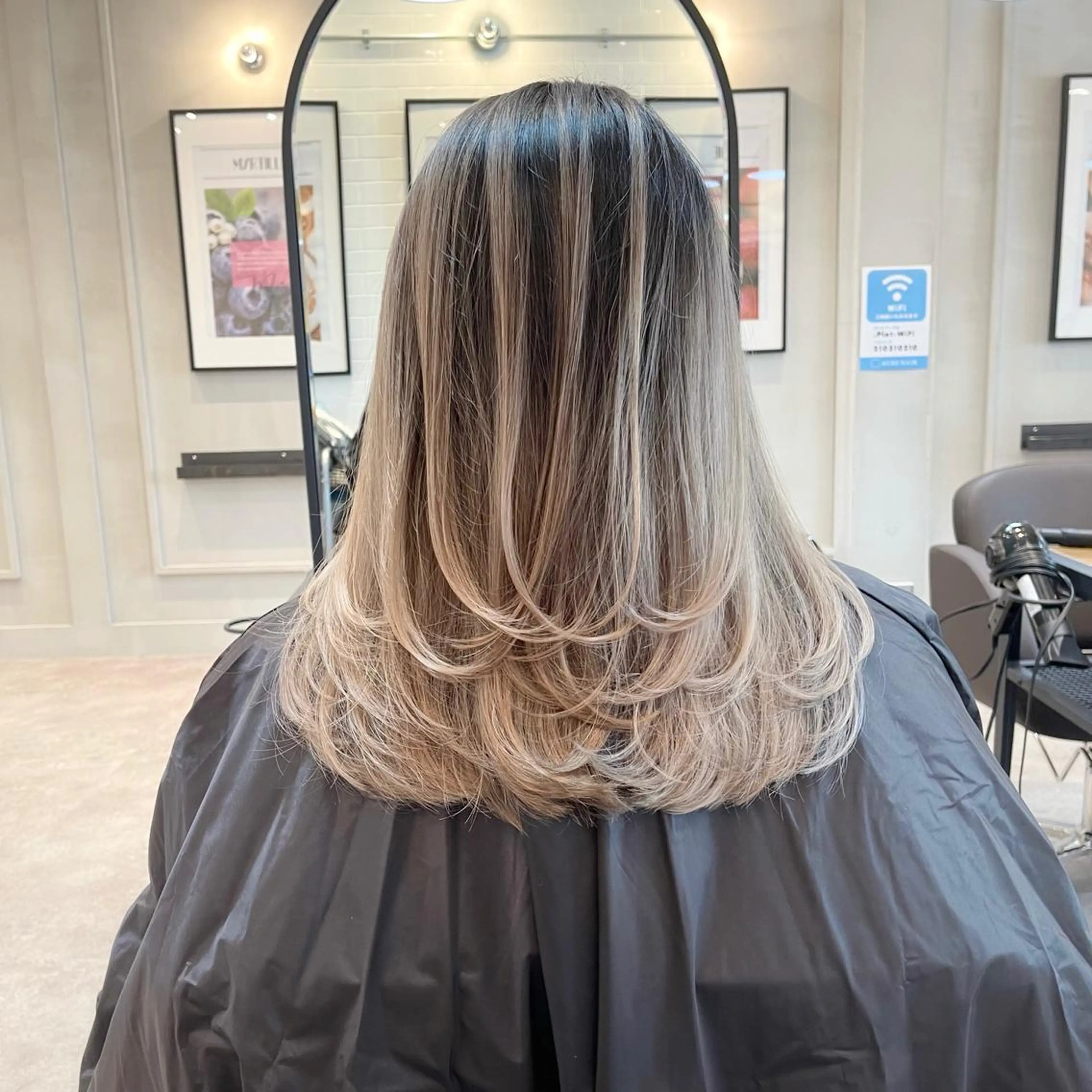 ミディアム カラー ヘアアレンジ バレイヤージュ デザインカラー ハイライトカラー 外国人風カラー ハイライト カット ヘアカラー トリートメント アンドウ ユウ/ レイヤーカット/韓国のヘアスタイル