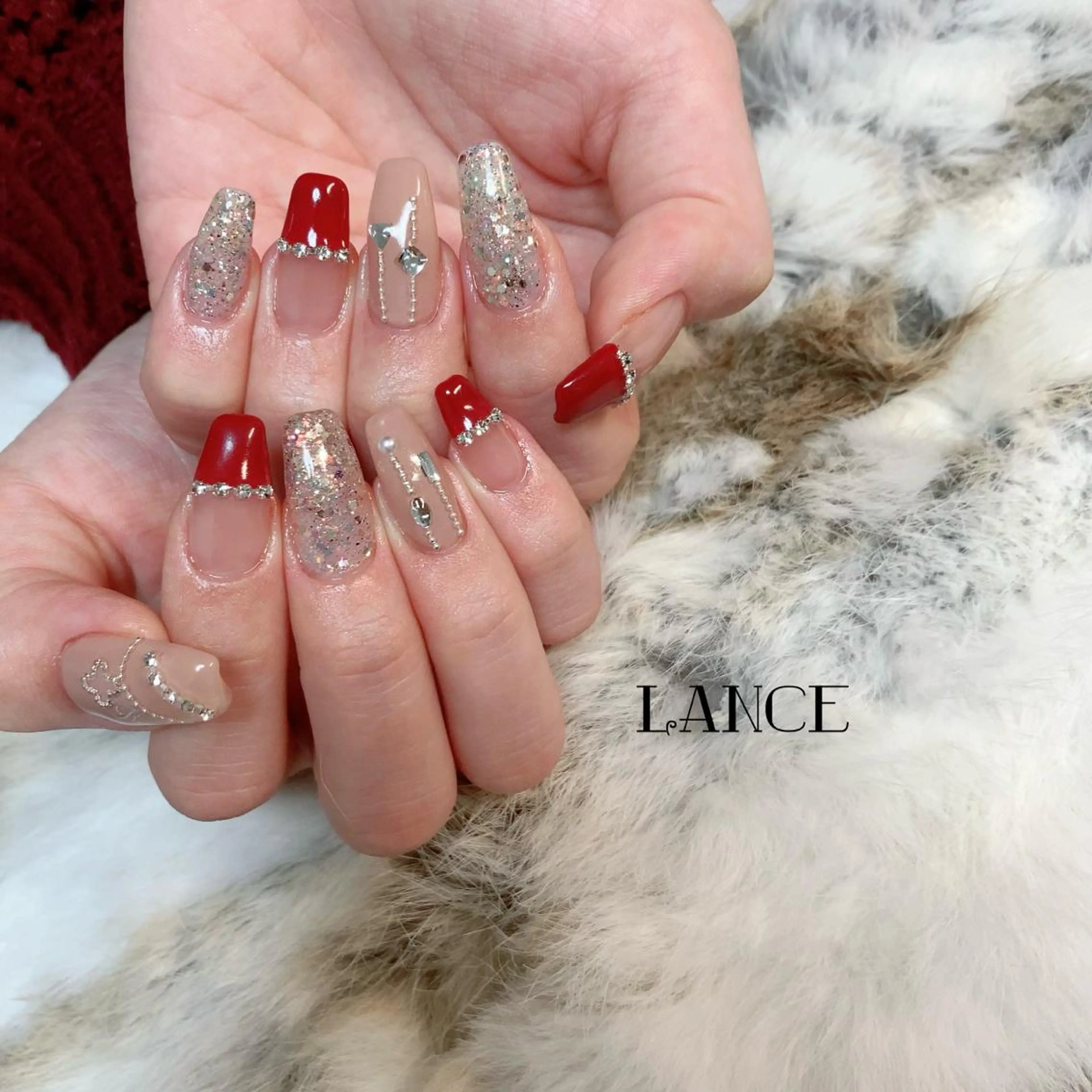 ミディアム ネイル クリスマス オーロラネイル フレンチネイル ワンホンネイル 冬ネイル ハンドネイル Lance nailのネイルデザイン