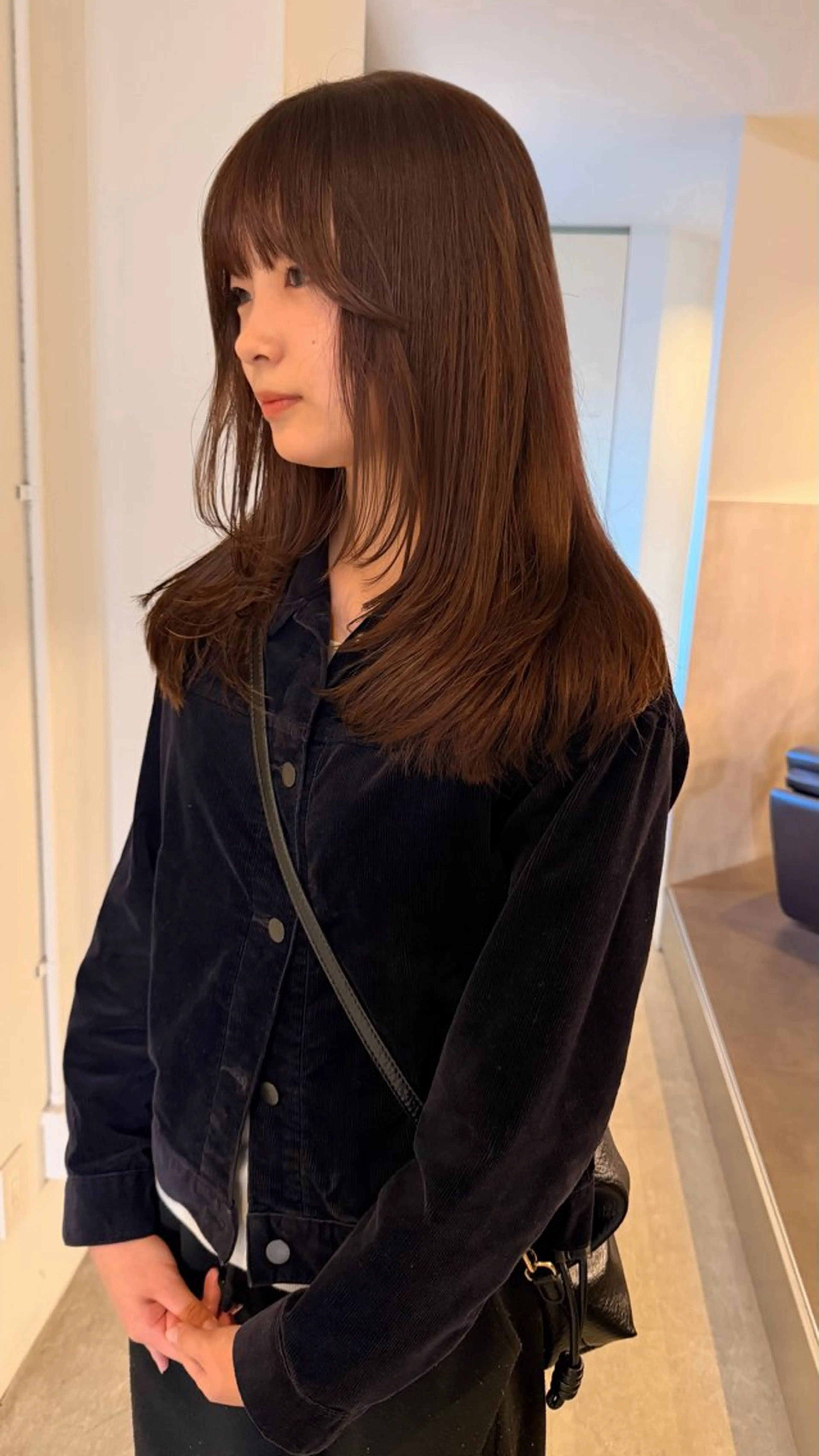 ミディアム カラー ブリーチ ブラウンカラー ブリーチなしカラー レイヤーカット RAIMA ハイトーン/ベージュのヘアスタイル