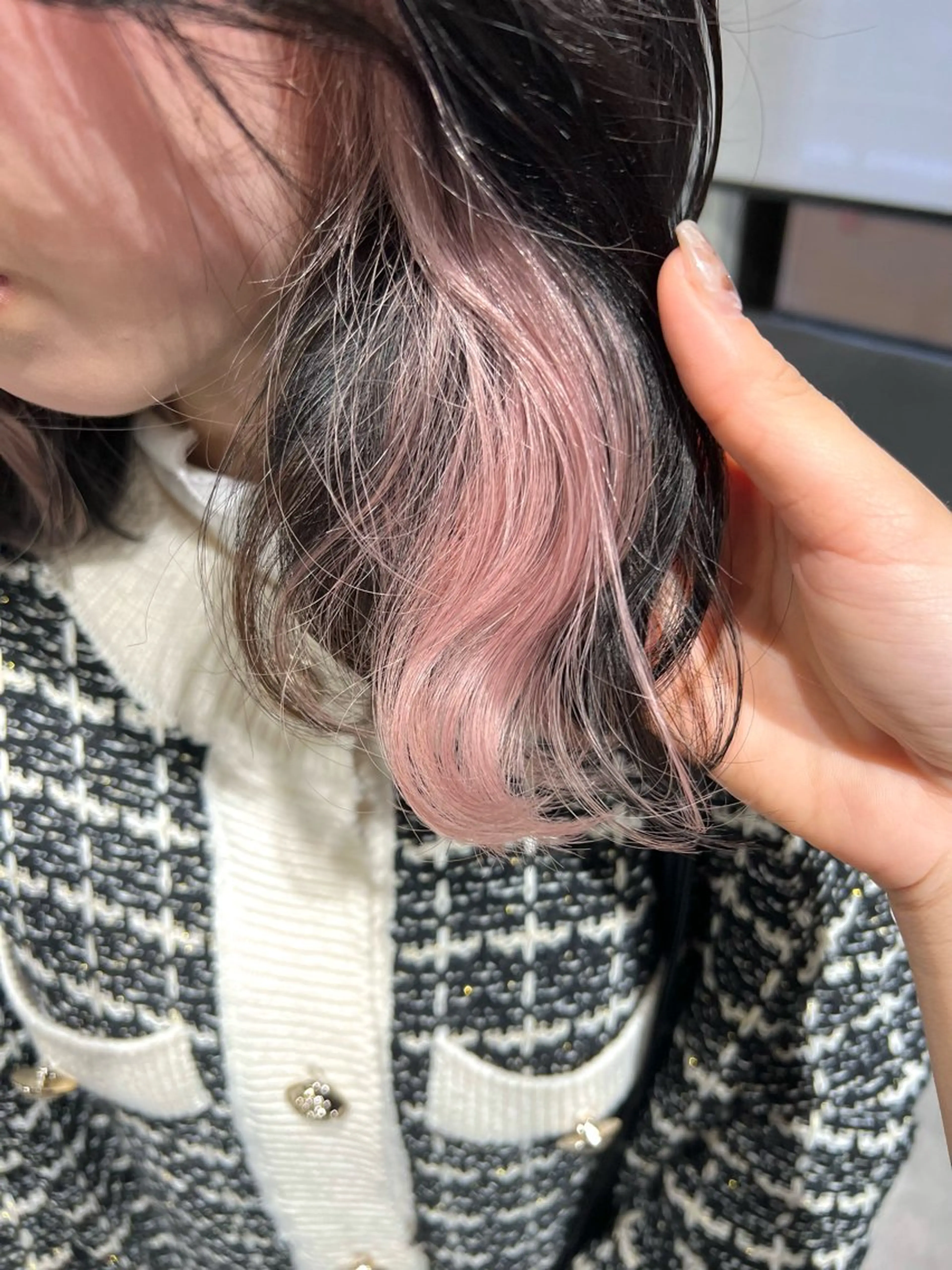 セミロング カラー ブリーチ イヤリングカラー ピンクカラー TOMONA👑 透明感カラーレイヤーのヘアスタイル