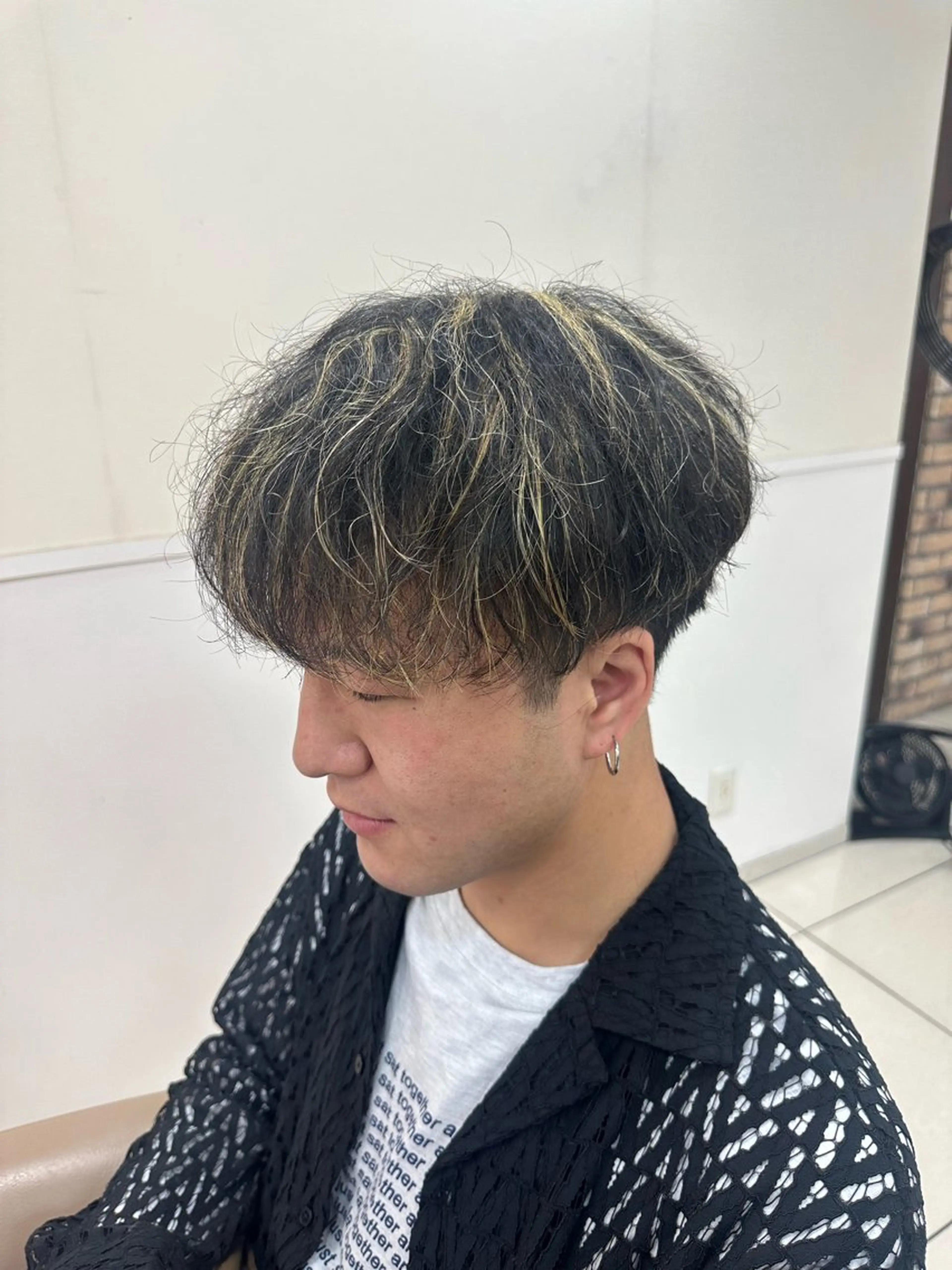 カラー パーマ メンズ カット ヘアカラー ラウンドマッシュシャ ドウニュアンスパーマのヘアスタイル