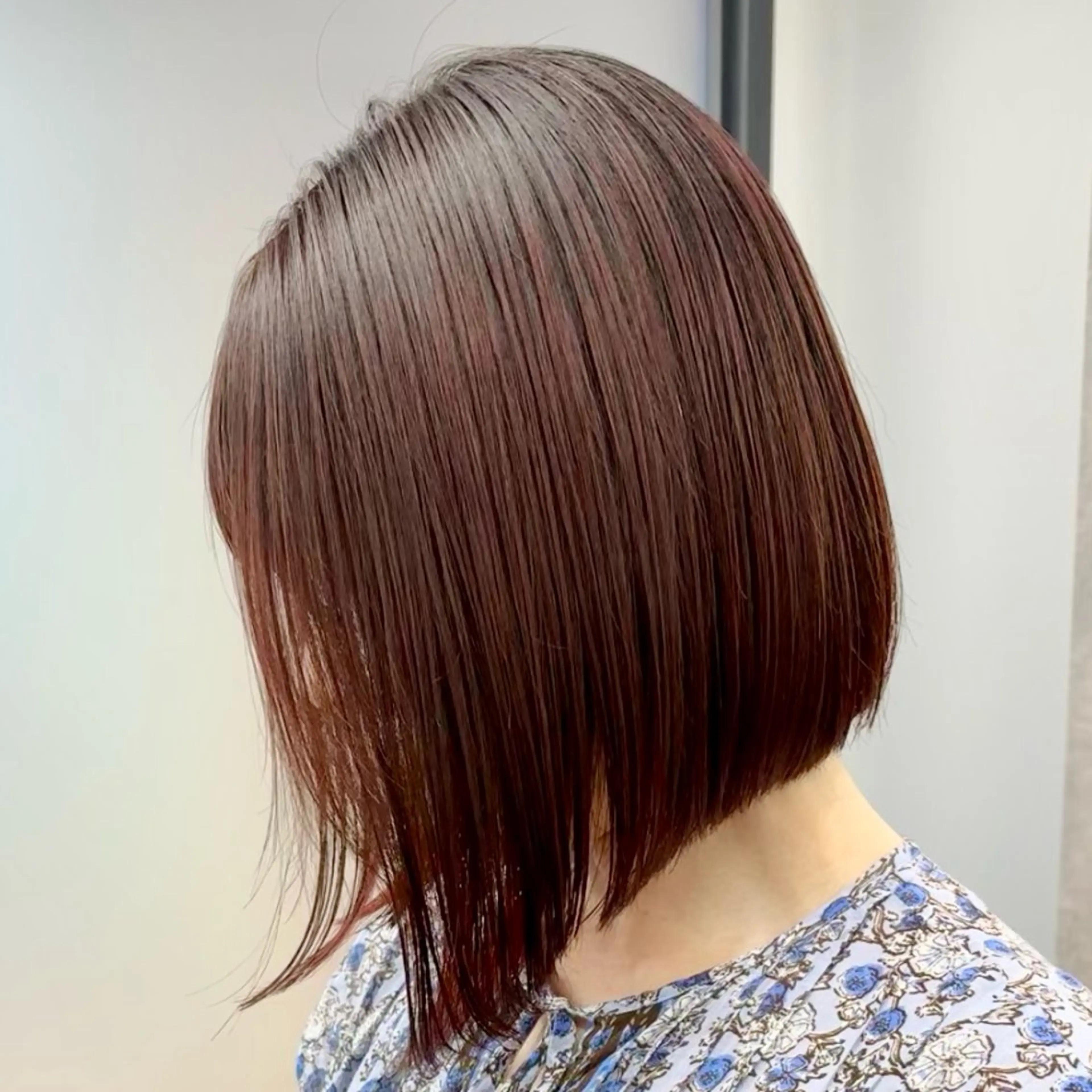 ショート レッドブラウン ボブ ネヅ カオルのヘアスタイル